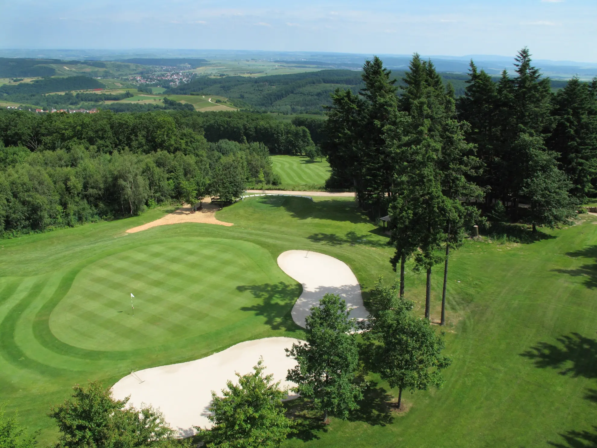 Golfplatz mit Baeumen Gruen Bahn 2 1