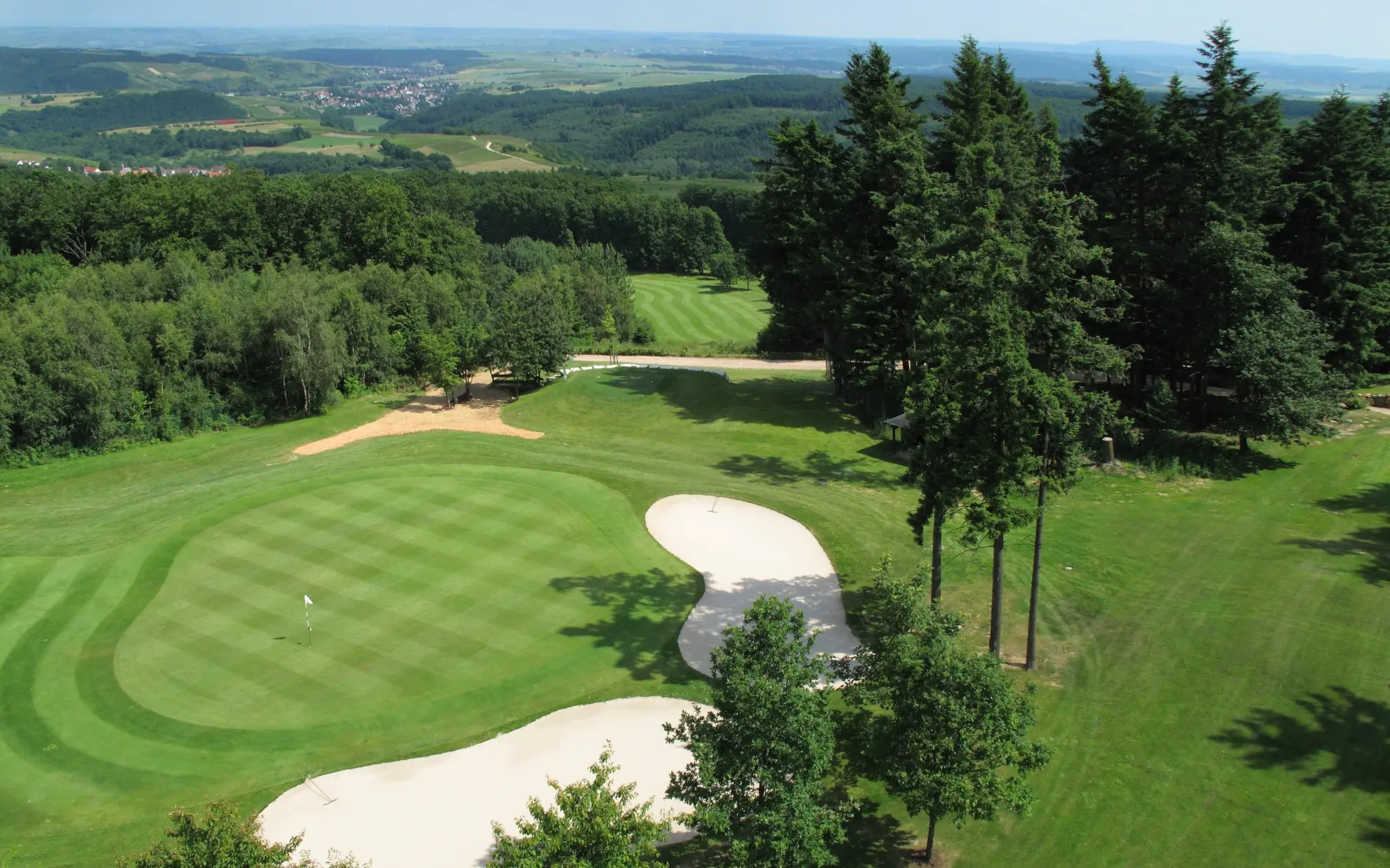 Golfplatz mit Baeumen Gruen Bahn 2 1