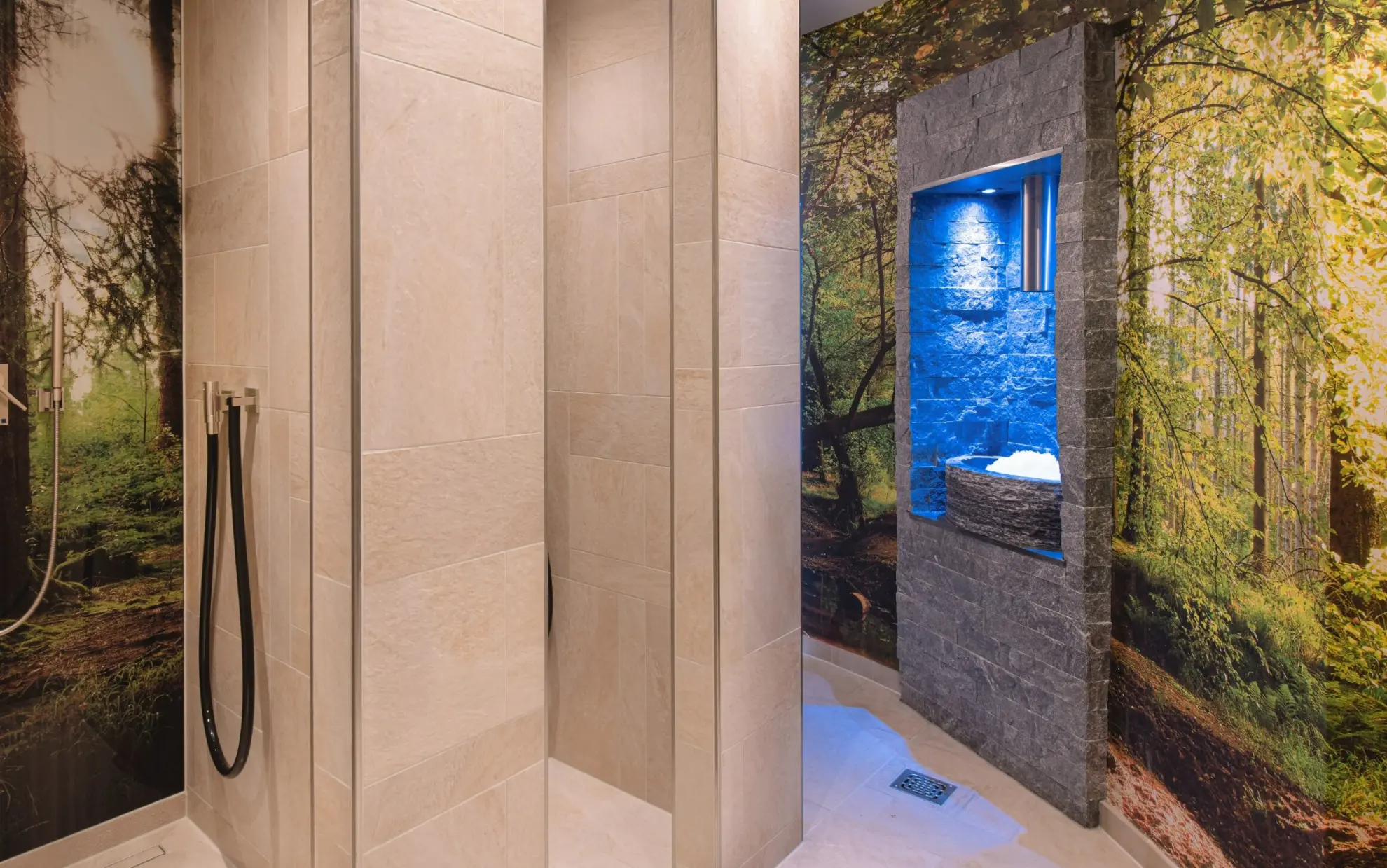 SOONWALD spa Sauna Duschbereich mit Waldmotiv