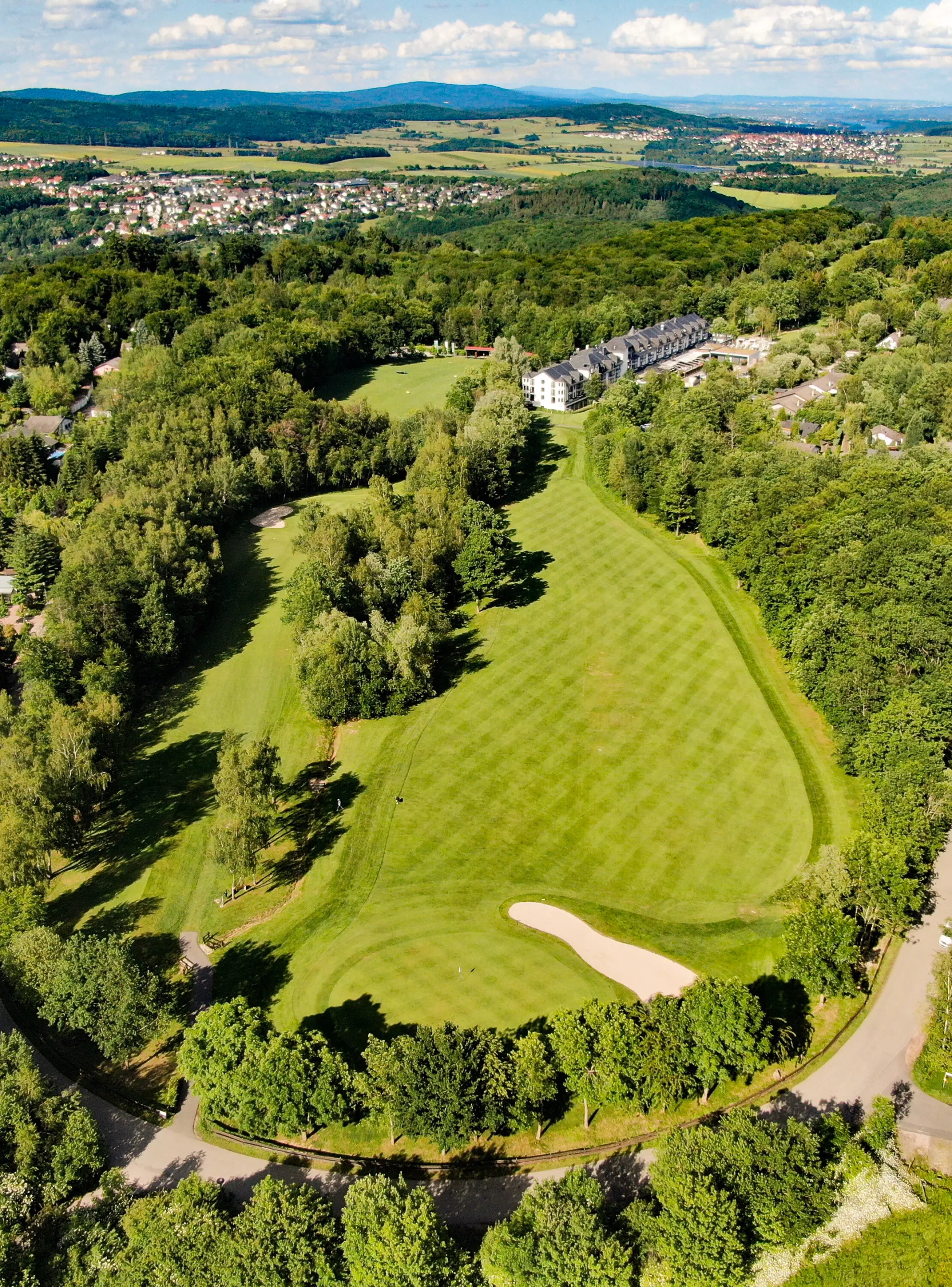 Golfplatz mit Baeumen   Bahn1 Golfhotel