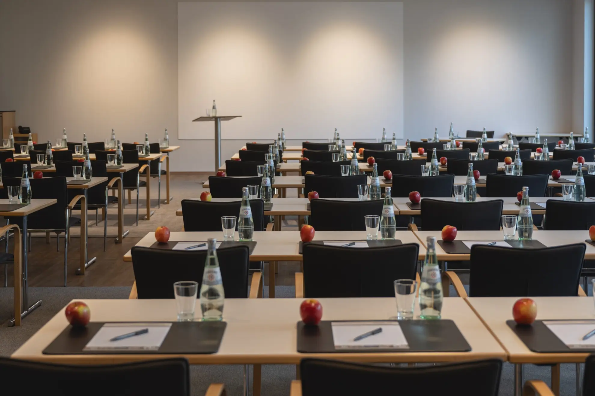 Konferenzraum mit Tischen 8