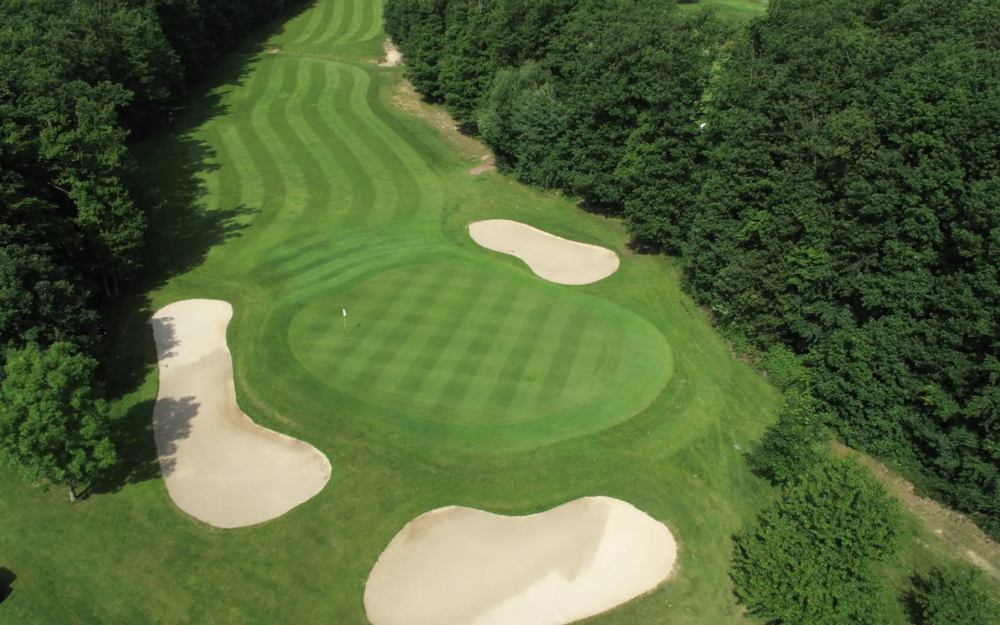 Golfplatz von oben Gruen Bahn 17 1