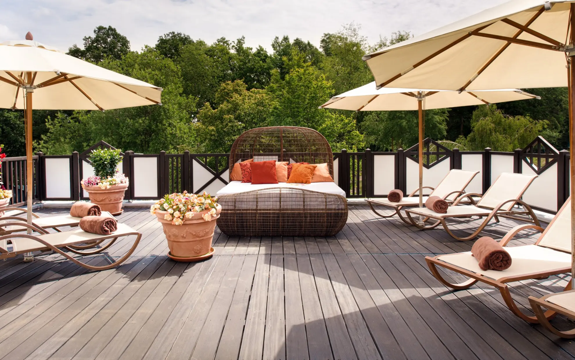 SOONWALD spa Sauna Sonnenterrasse mit Liegestuehlen 1