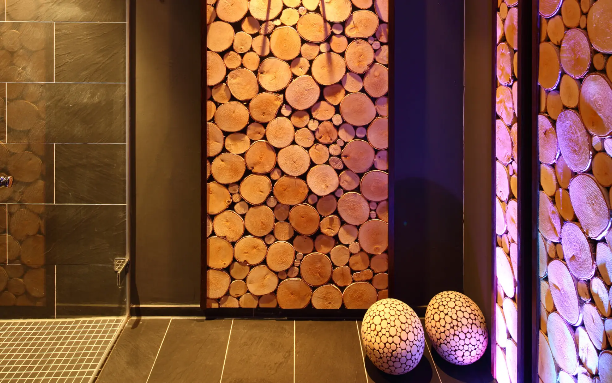 SOONWALD Spa Behandlungskabinen Salzvitalraum Holzwand mit Lichteffekten