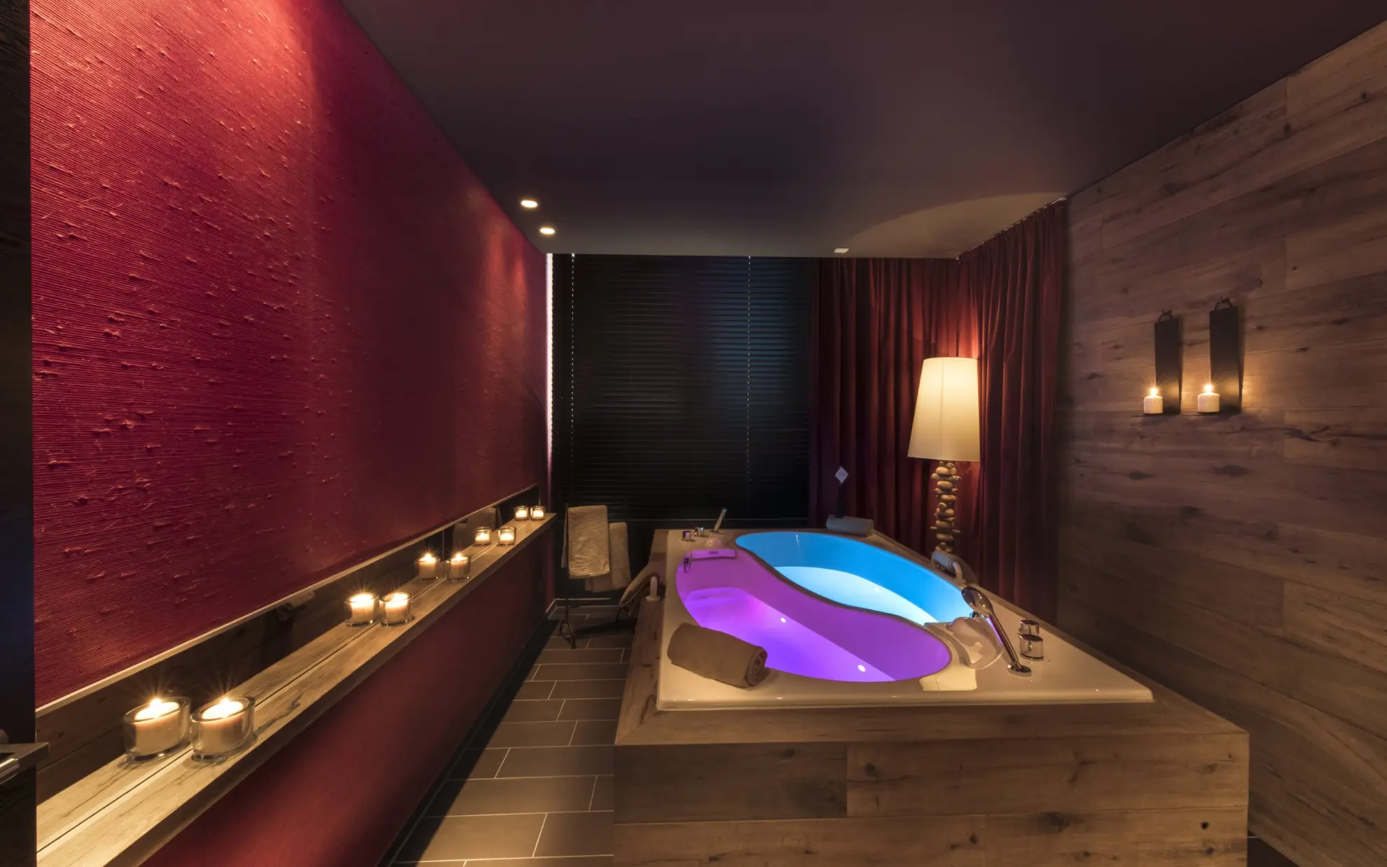 SOONWALD Spa Behandlungskabinen Bad mit beleuchteter Badewanne in Yin Yang Form