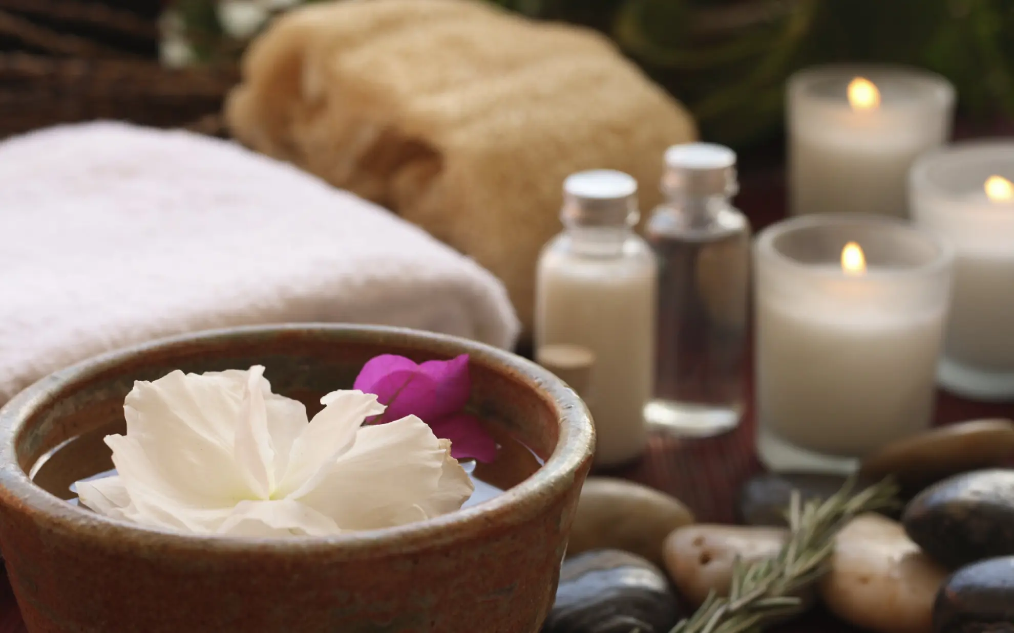 Spa Utensilien Flaeschen Kerzen Handtuch Schuessel mit Bluete iStock 000004314349Medium