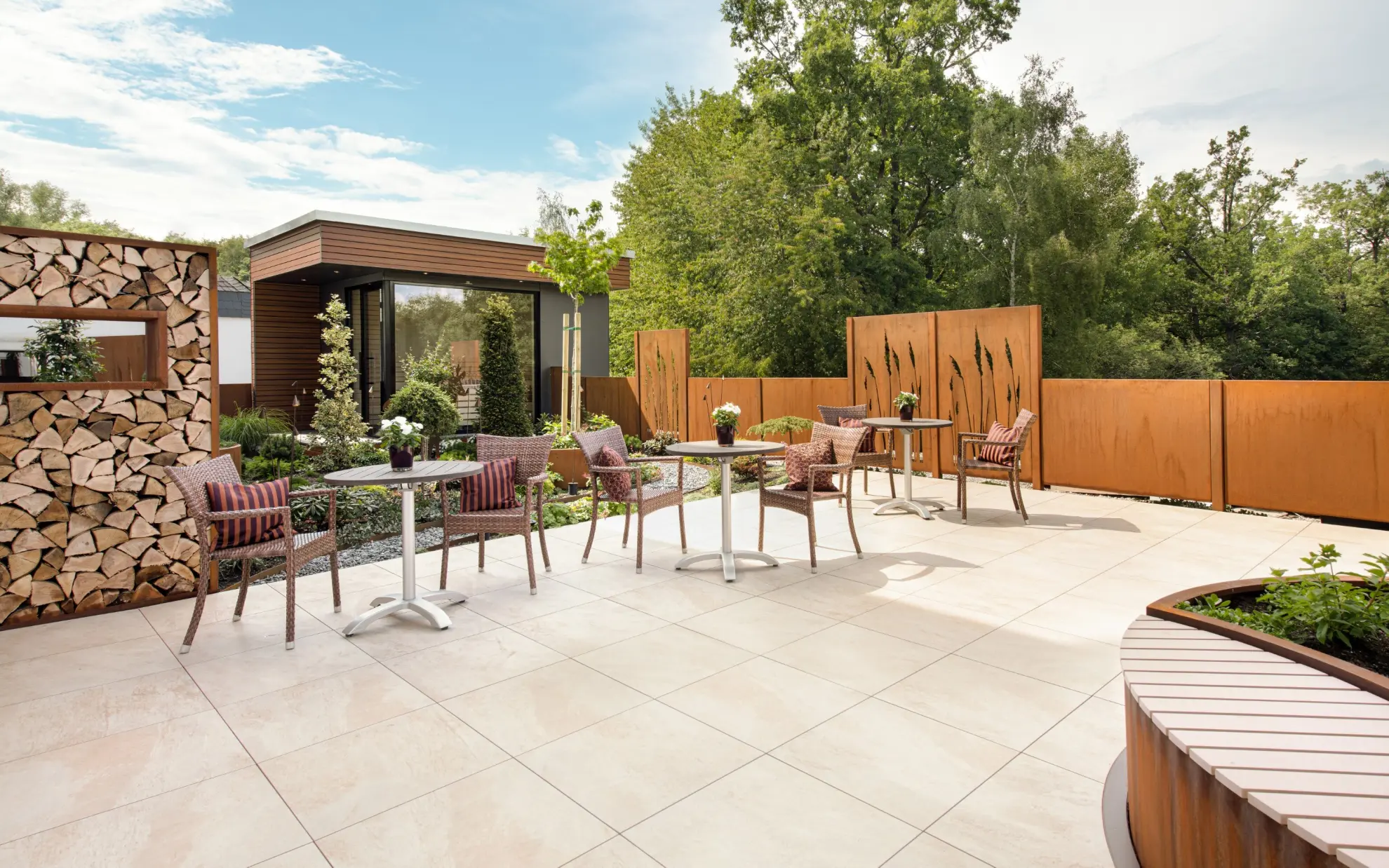 SOONWALD spa Sauna Terrasse mit Gartenmoebeln