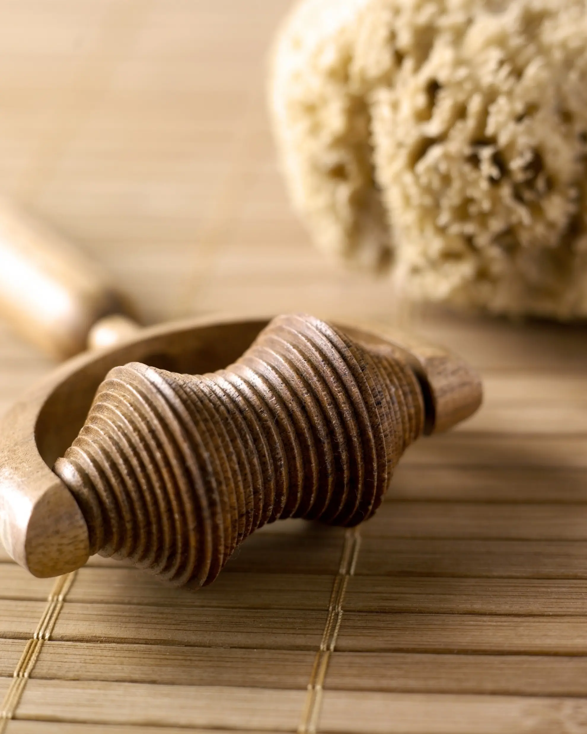 Wellness Massagerolle und Naturschwamm auf Bambusmatte Fotolia