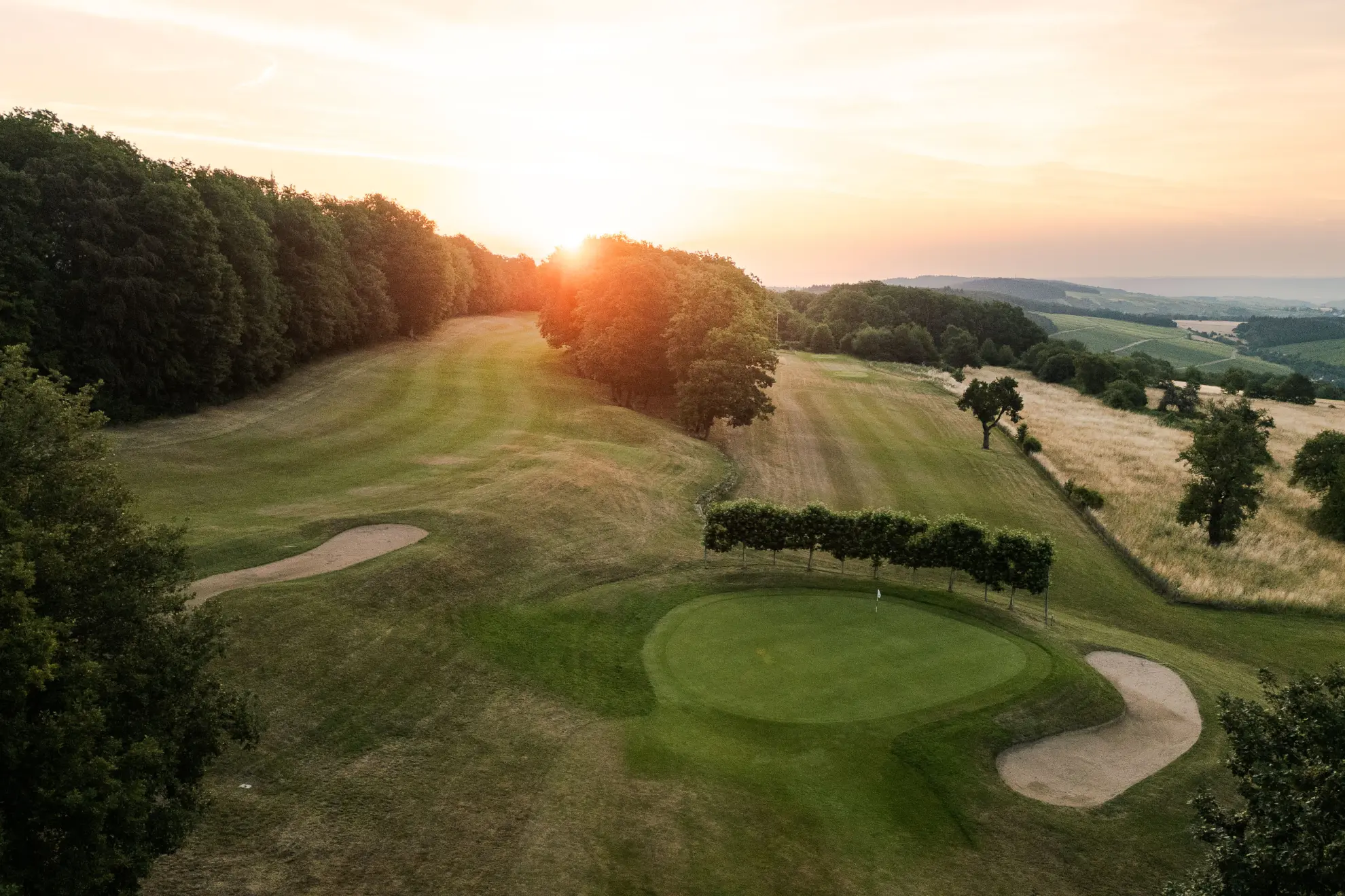 Golfplatz bei Sonnenaufgang
