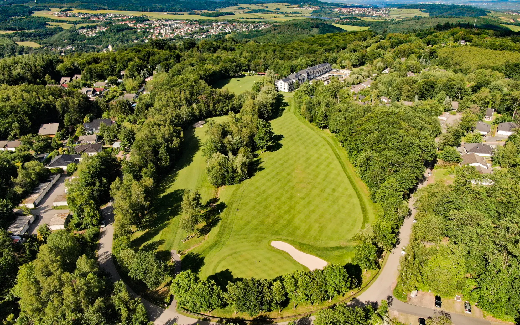 Golfplatz mit Baeumen Bahn1 Golfhotel