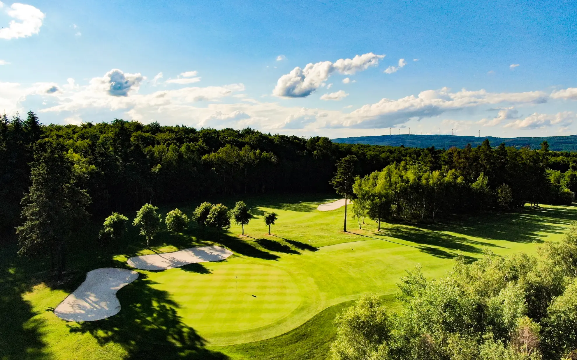 Golfplatz mit Baeumen Bahn 2