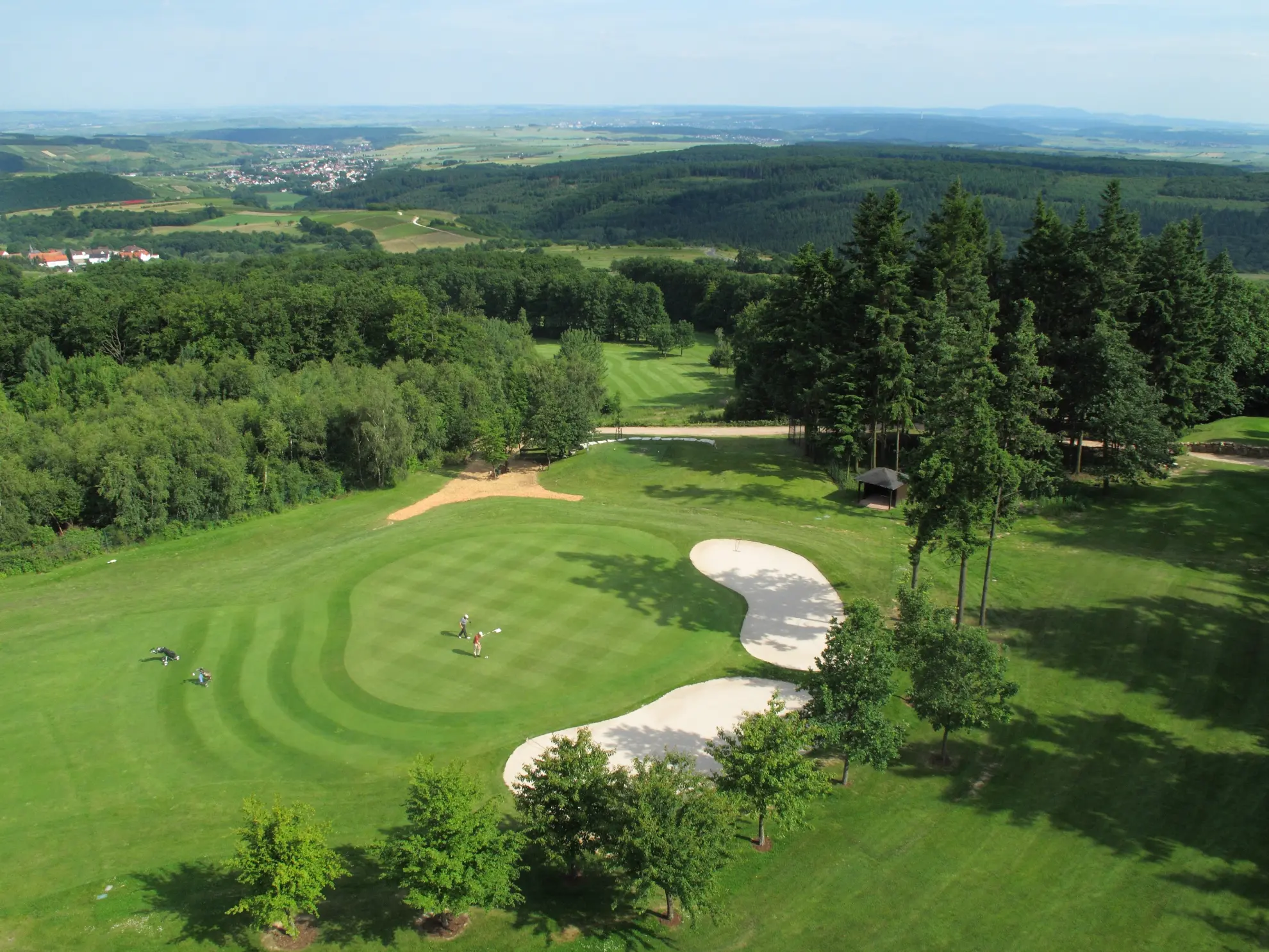 Golfplatz mit Baeumen Gruen Bahn 2 4