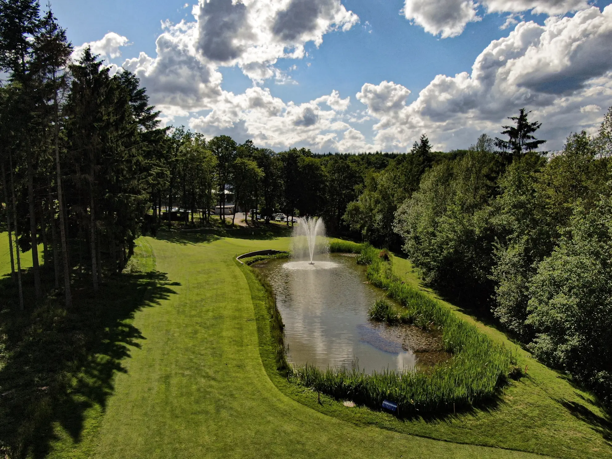Golfplatz mit Springbrunnen