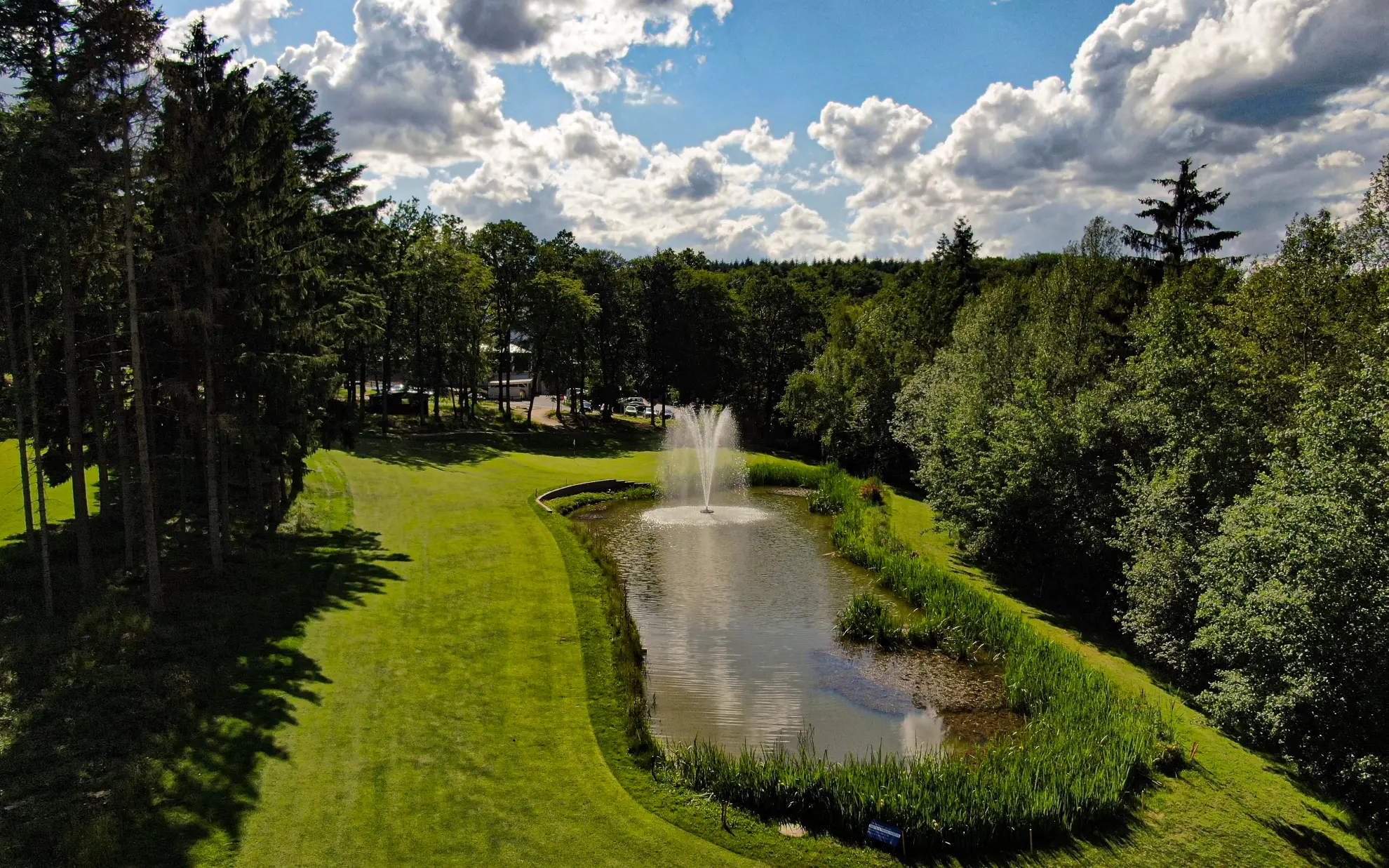 Golfplatz mit Springbrunnen