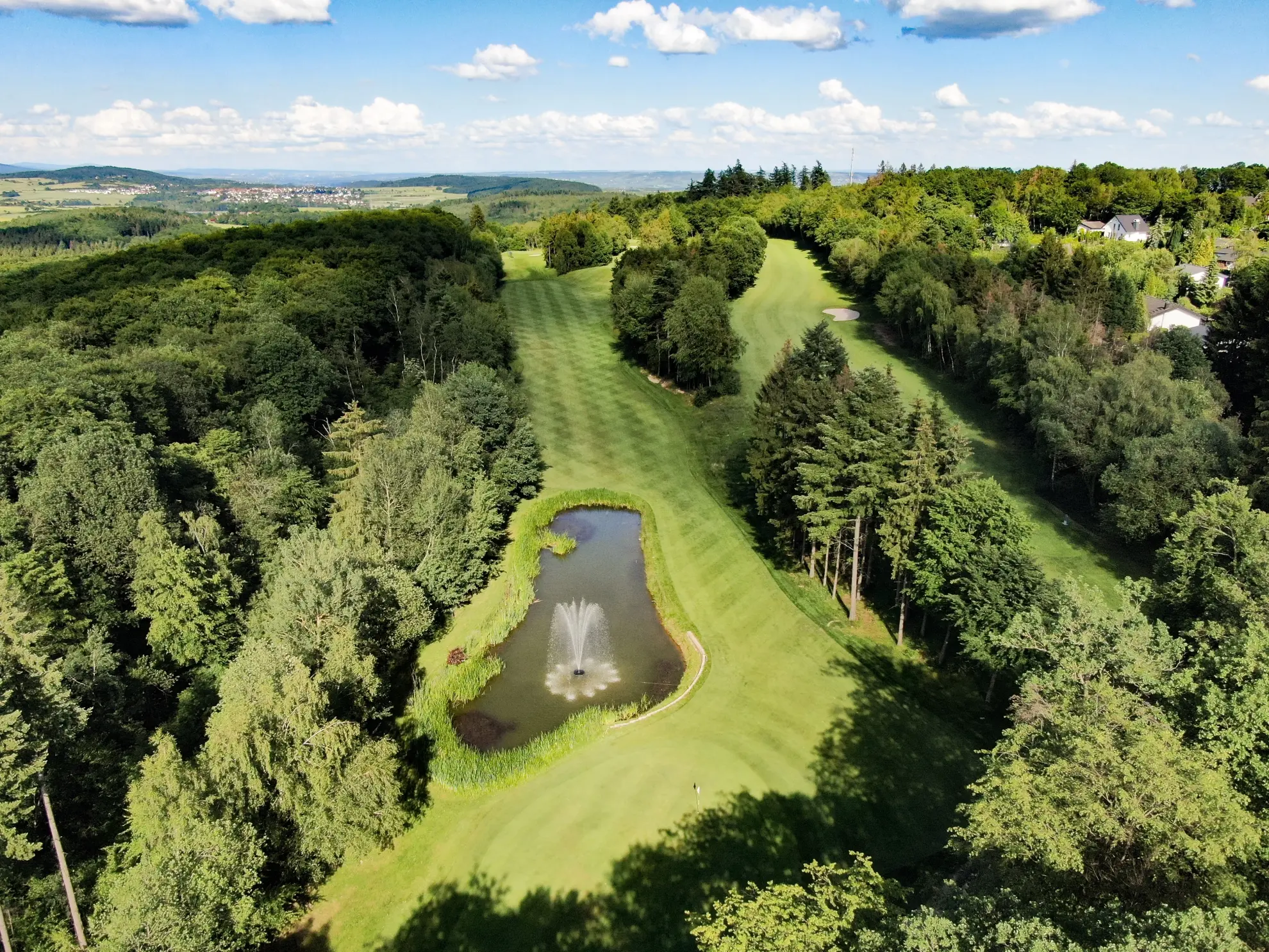 Golfplatz mit Teich   Bahn 16 18