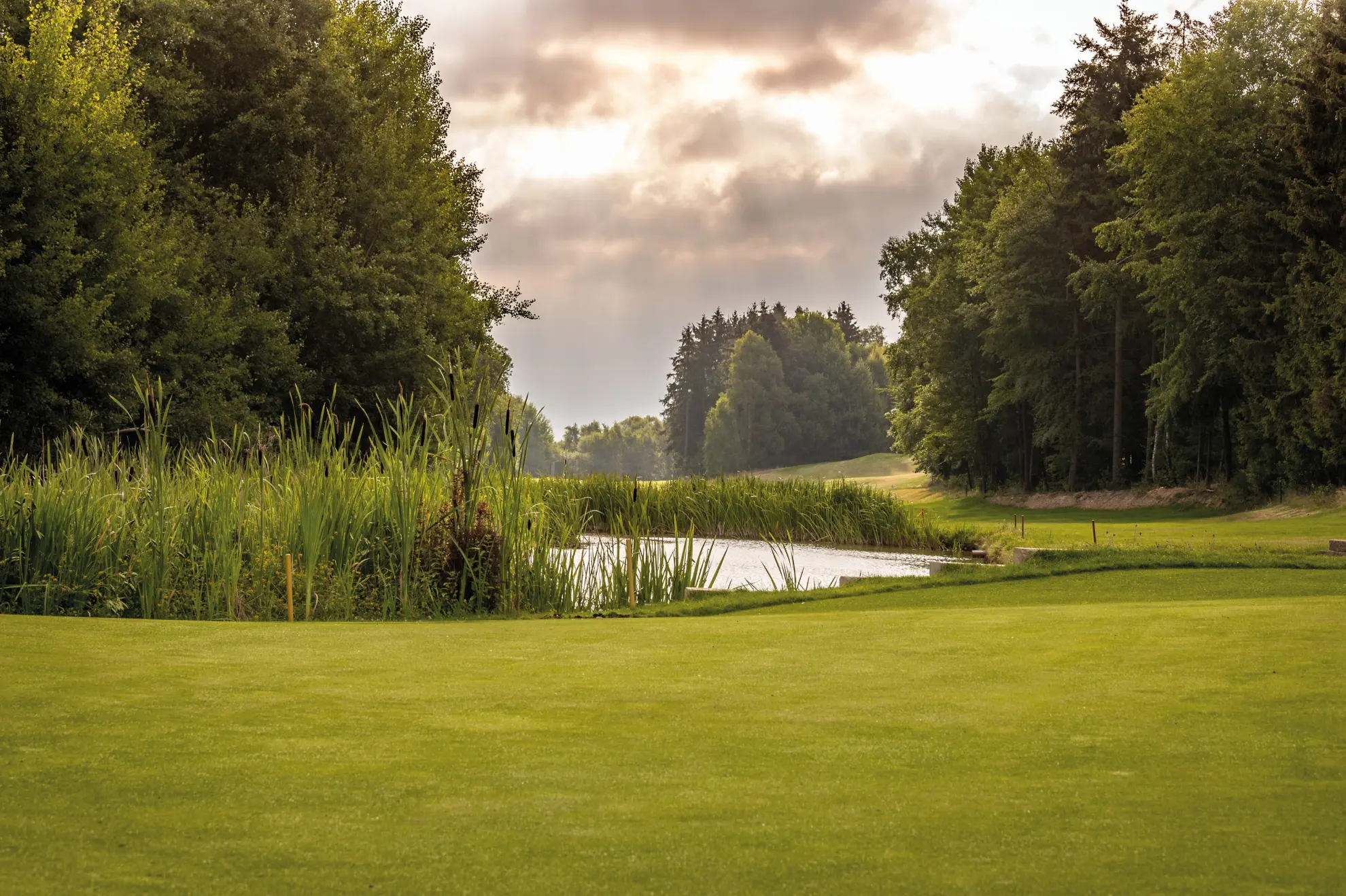 Golfplatz mit Teich Bahn 18