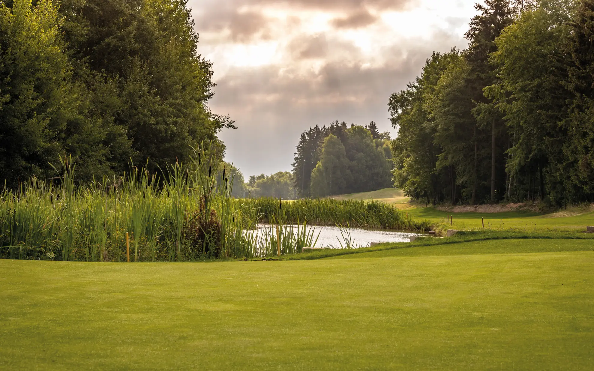 Golfplatz mit Teich Bahn 18
