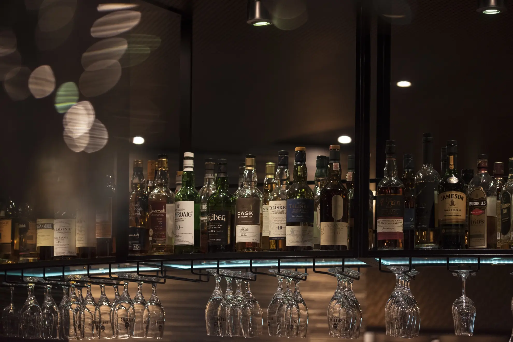 Hotelbar Birdie Alkoholflaschen im Barregal