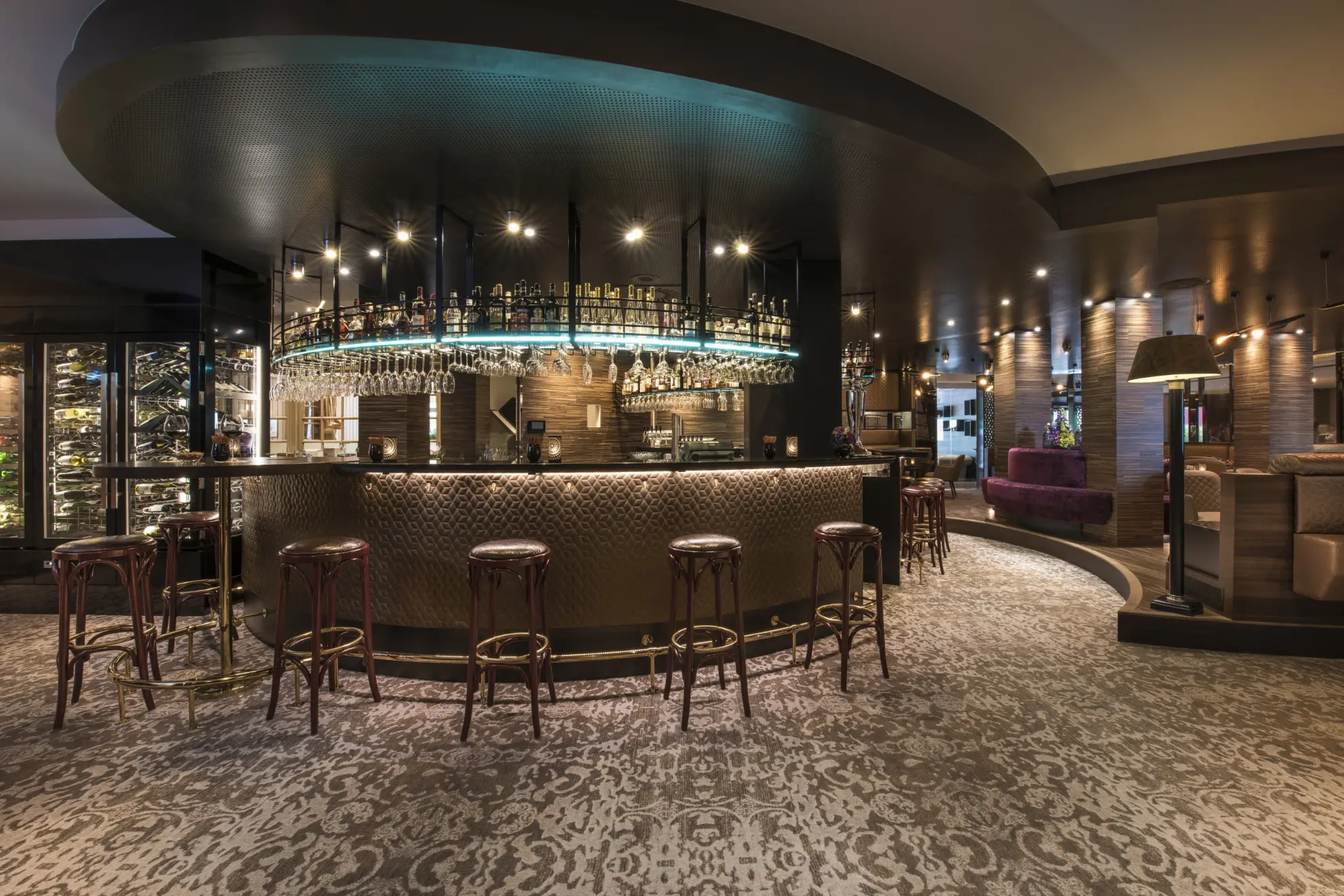 Hotelbar Birdie in Abendstimmung beleuchtet Bar Interior Design