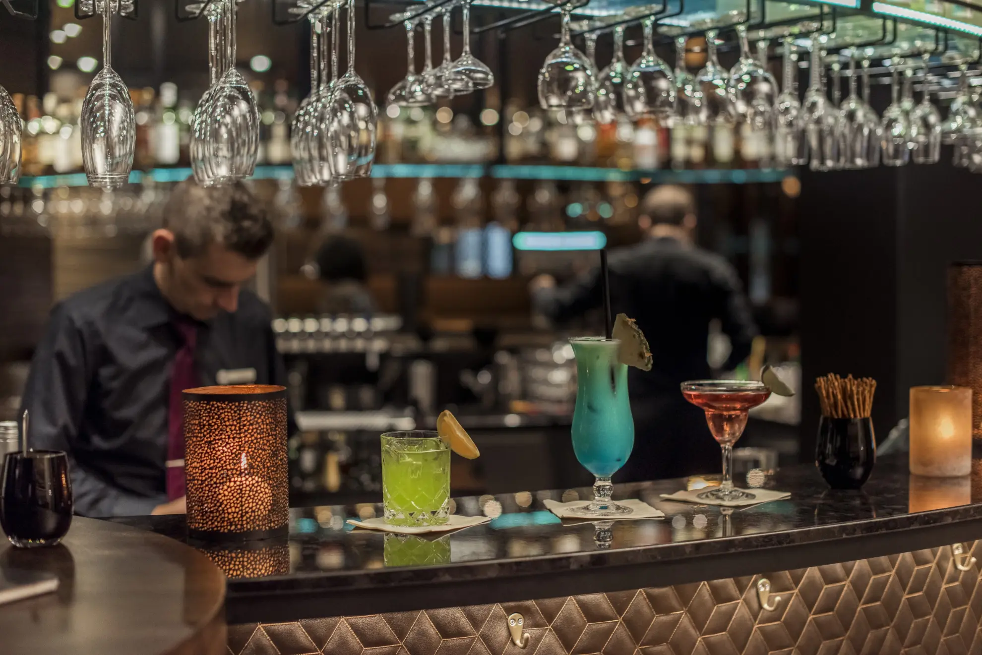 Hotelbar Birdie in Abendstimmung beleuchtet mit Glaesern Bar Getraenke Cocktails auf dem Tresen 5