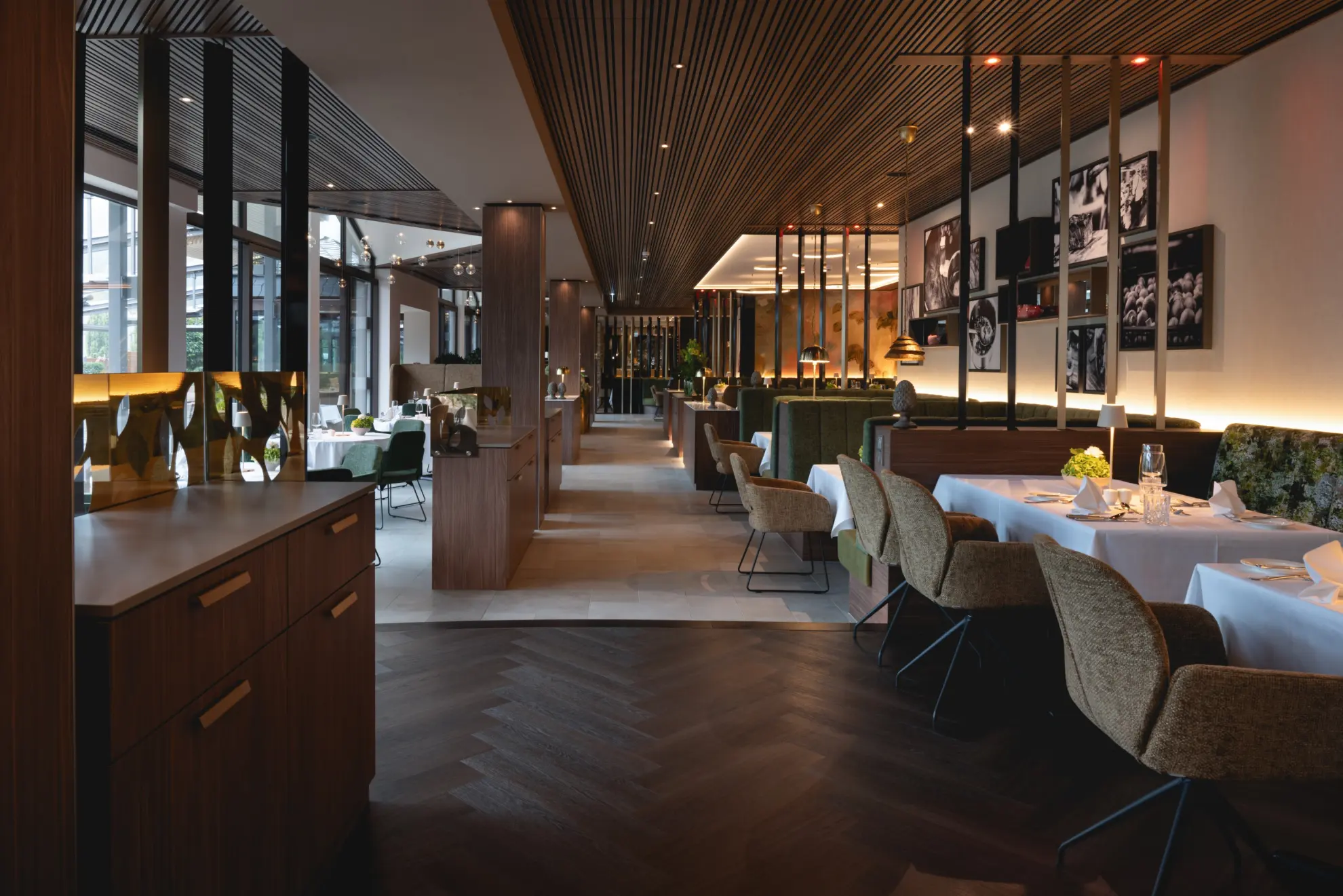 Garten Restaurant Blick ins Restaurant eckige Tische festlich eingedeckt Tagesbeleuchtung