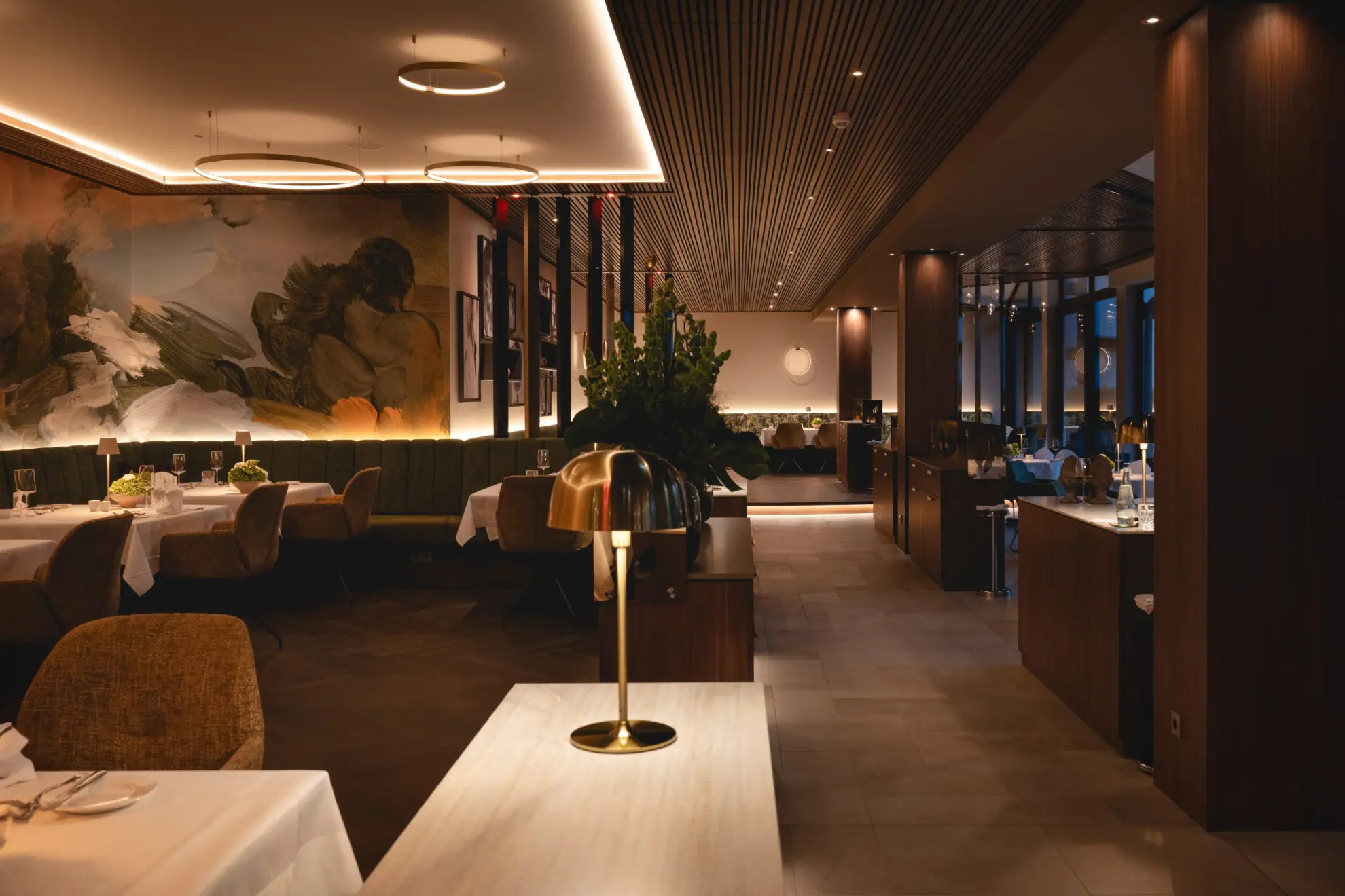 Garten Restaurant Blick ins Restaurant eckige Tische festlich eingedeckt abendliche Beleuchtung 1