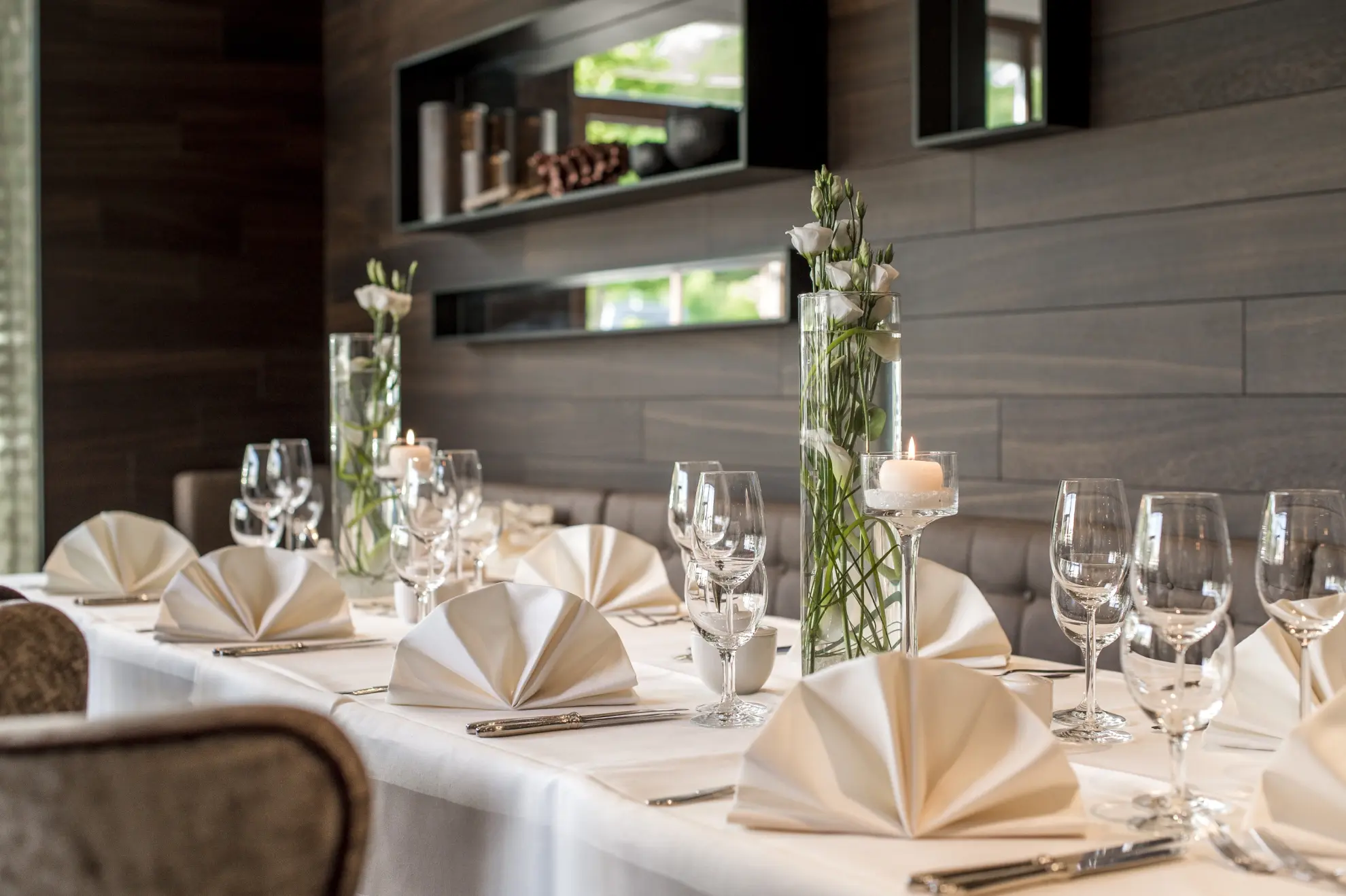 Garten Restaurant Braustueberl eckige Tische festlich eingedeckt Tagesbeleuchtung 3