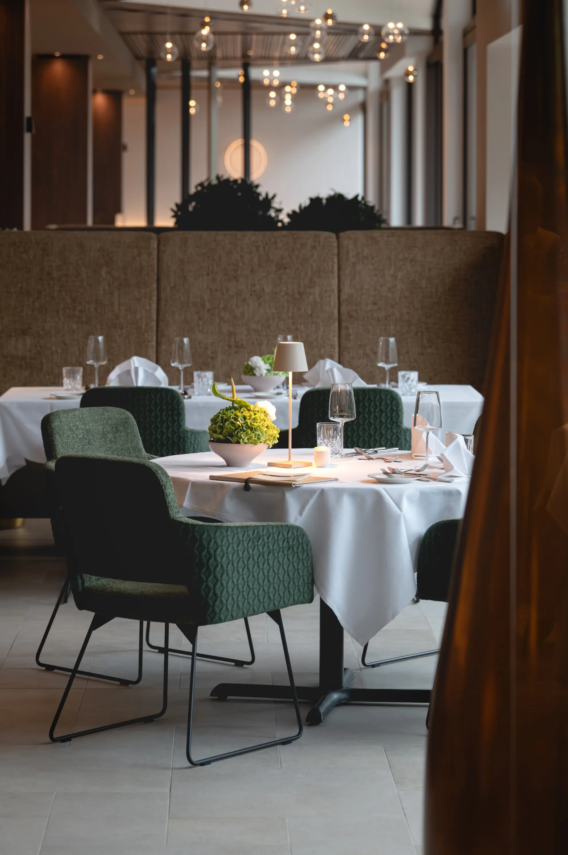 Garten Restaurant Restaurantinterieur mit festlich eingedecktem runden Tisch