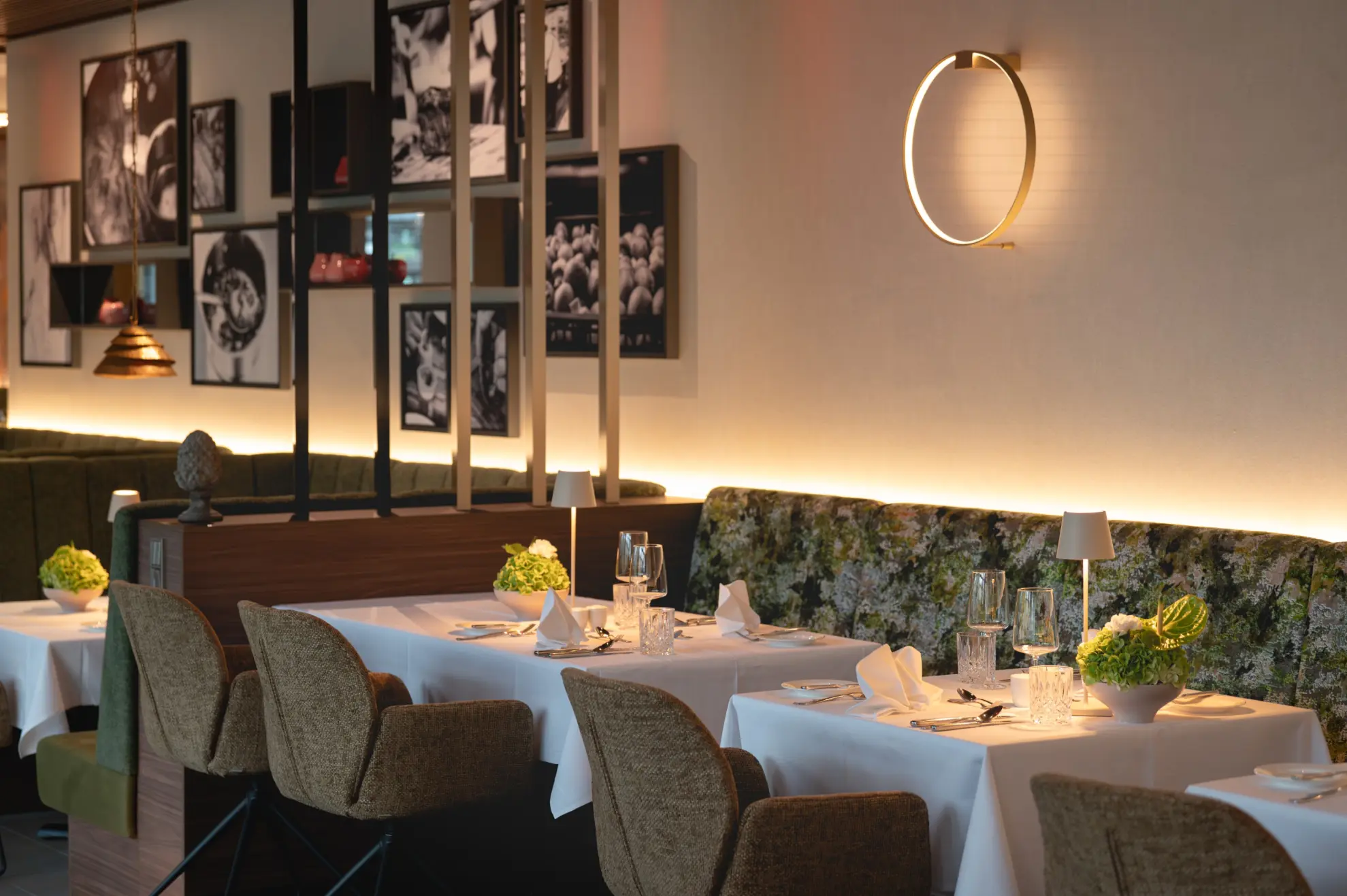 Garten Restaurant eckige Tische festlich eingedeckt Bilderrahmen mit Fotos an der Wand