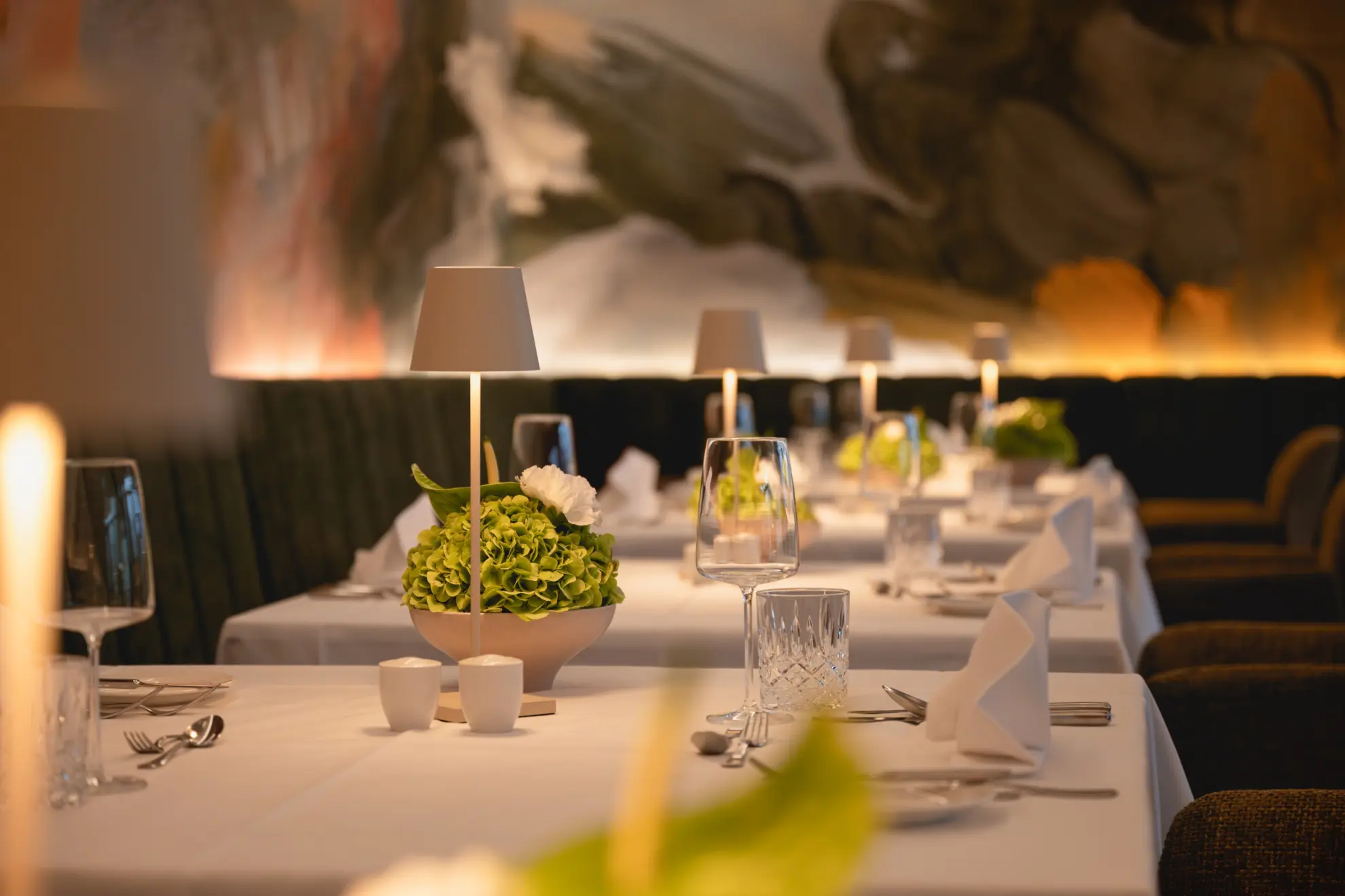 Garten Restaurant eckige Tische festlich eingedeckt abendliche Beleuchtung mit Wandmalerei 2
