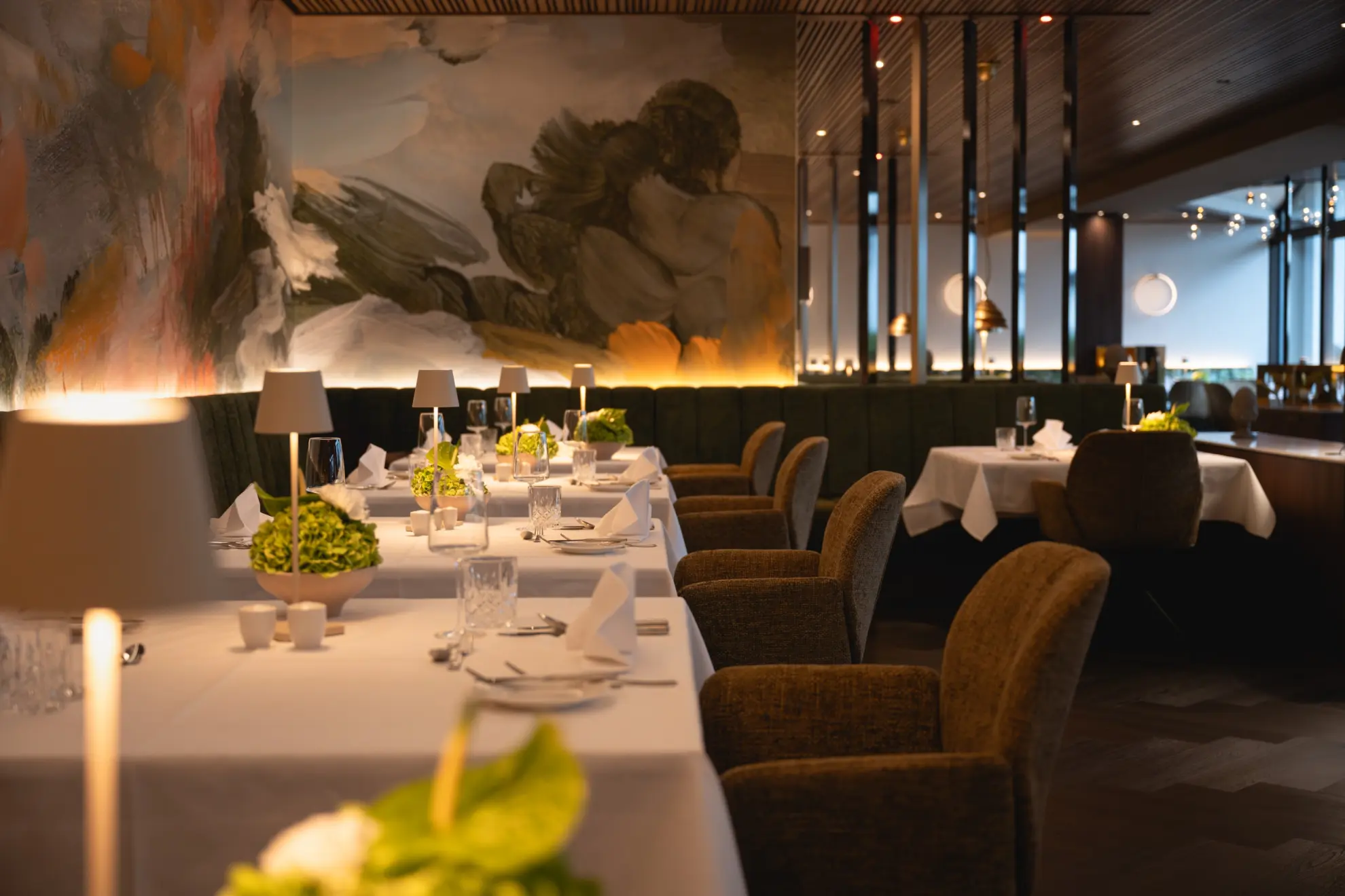 Garten Restaurant eckige Tische festlich eingedeckt abendliche Beleuchtung mit Wandmalerei 5
