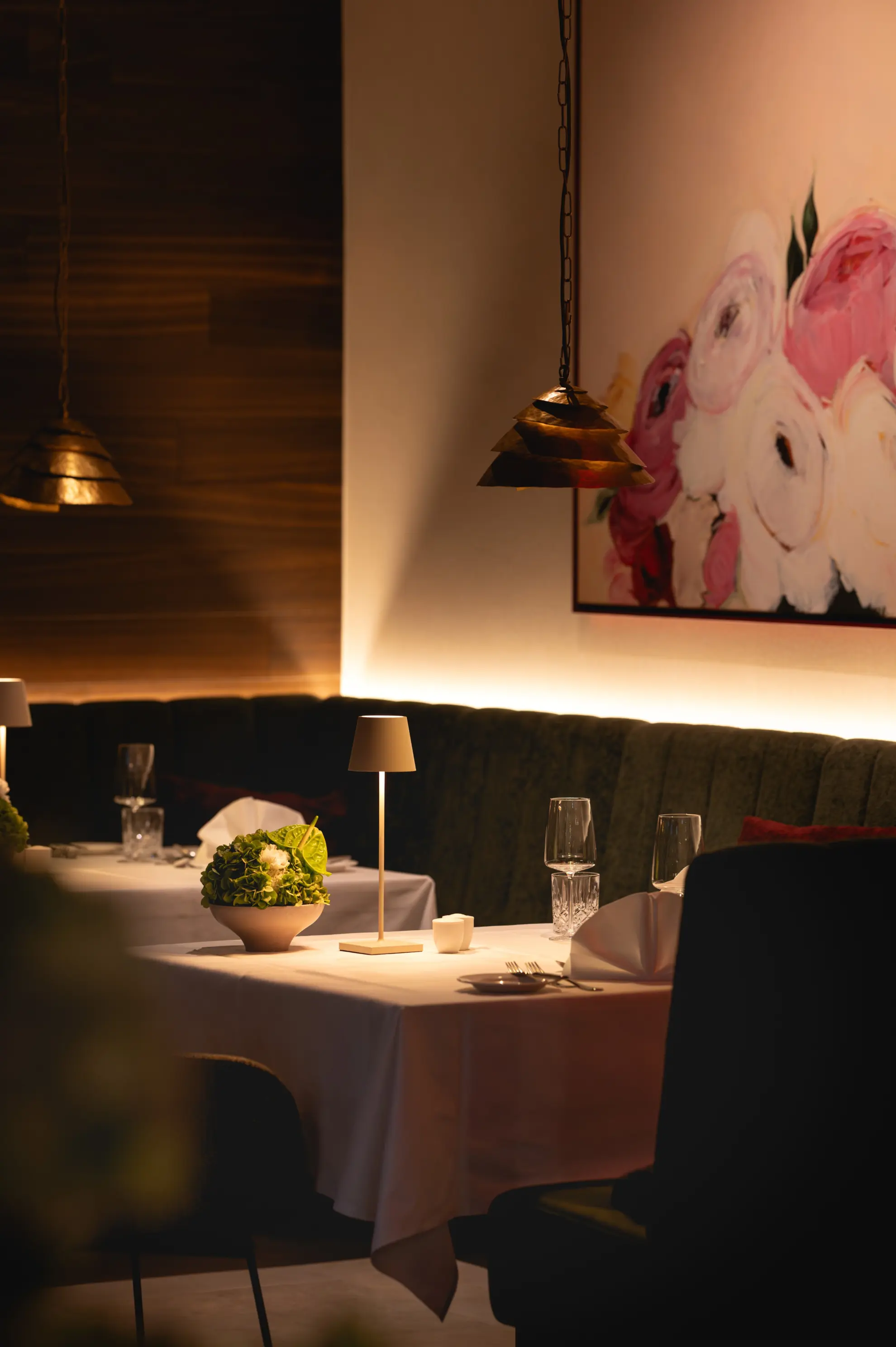 Garten Restaurant mit festlich eingedecktem Tisch Wandbild mit Blumenmotiv 1