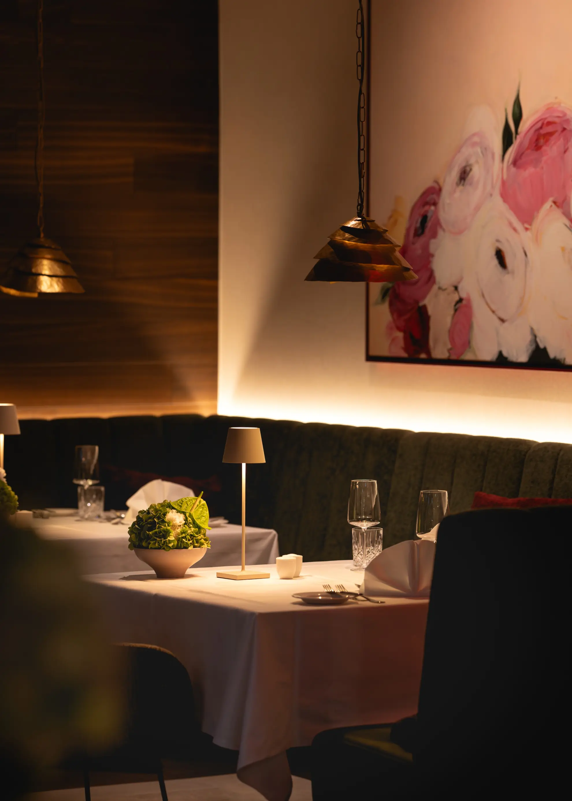 Garten Restaurant mit festlich eingedecktem Tisch Wandbild mit Blumenmotiv 1
