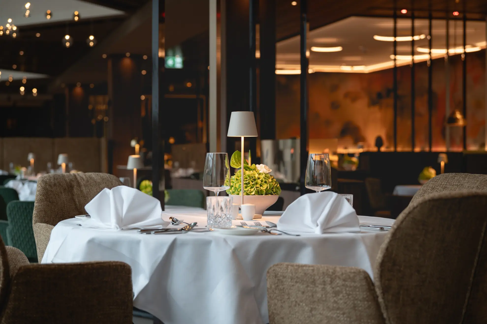 Garten Restaurant runder Tisch festlich eingedeckt 1
