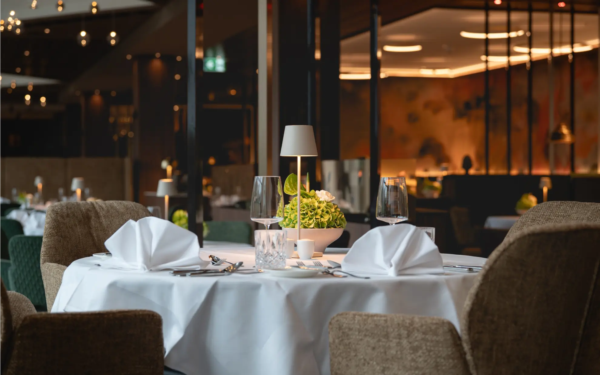 Garten Restaurant runder Tisch festlich eingedeckt 1