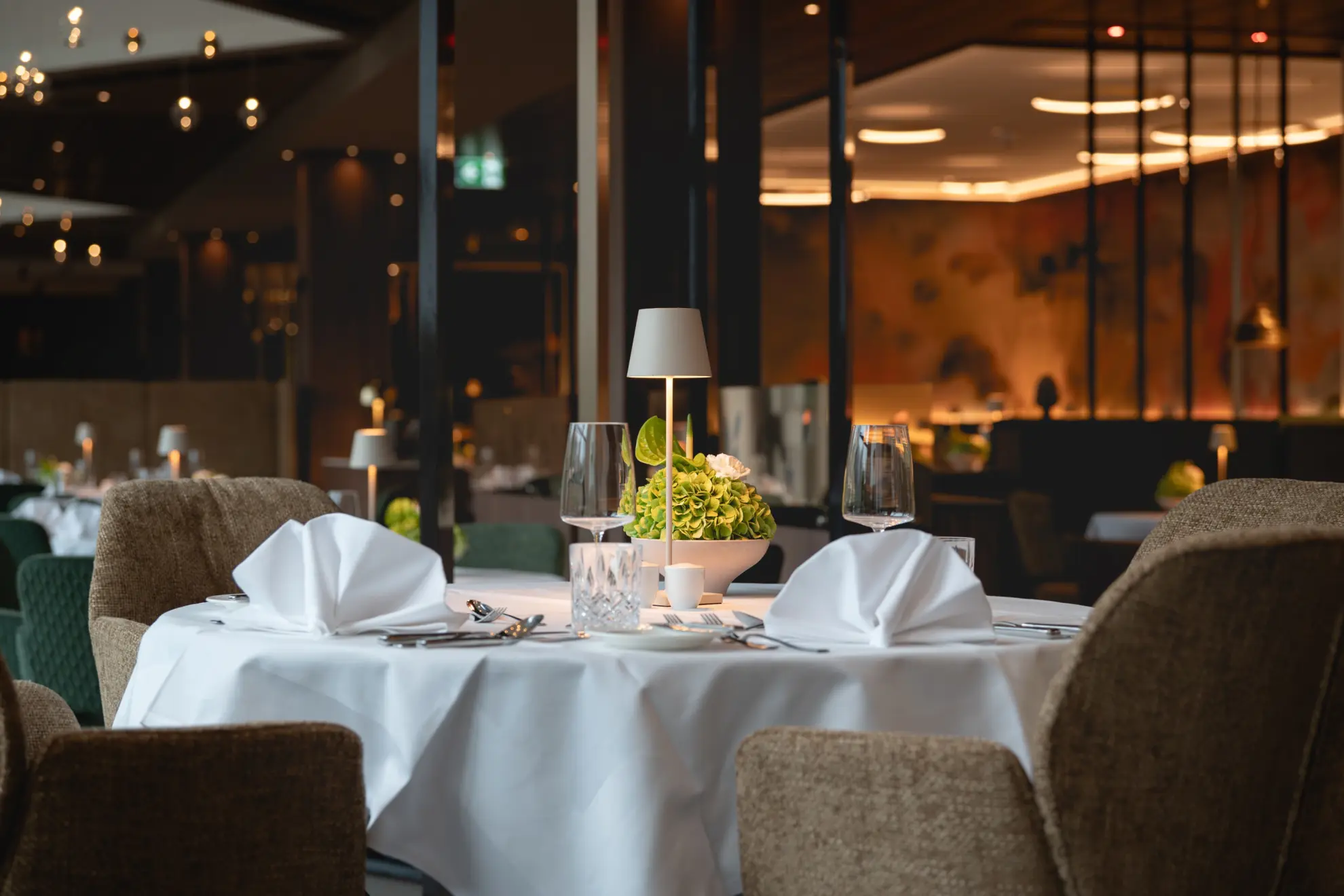 Garten Restaurant runder Tisch festlich eingedeckt 1