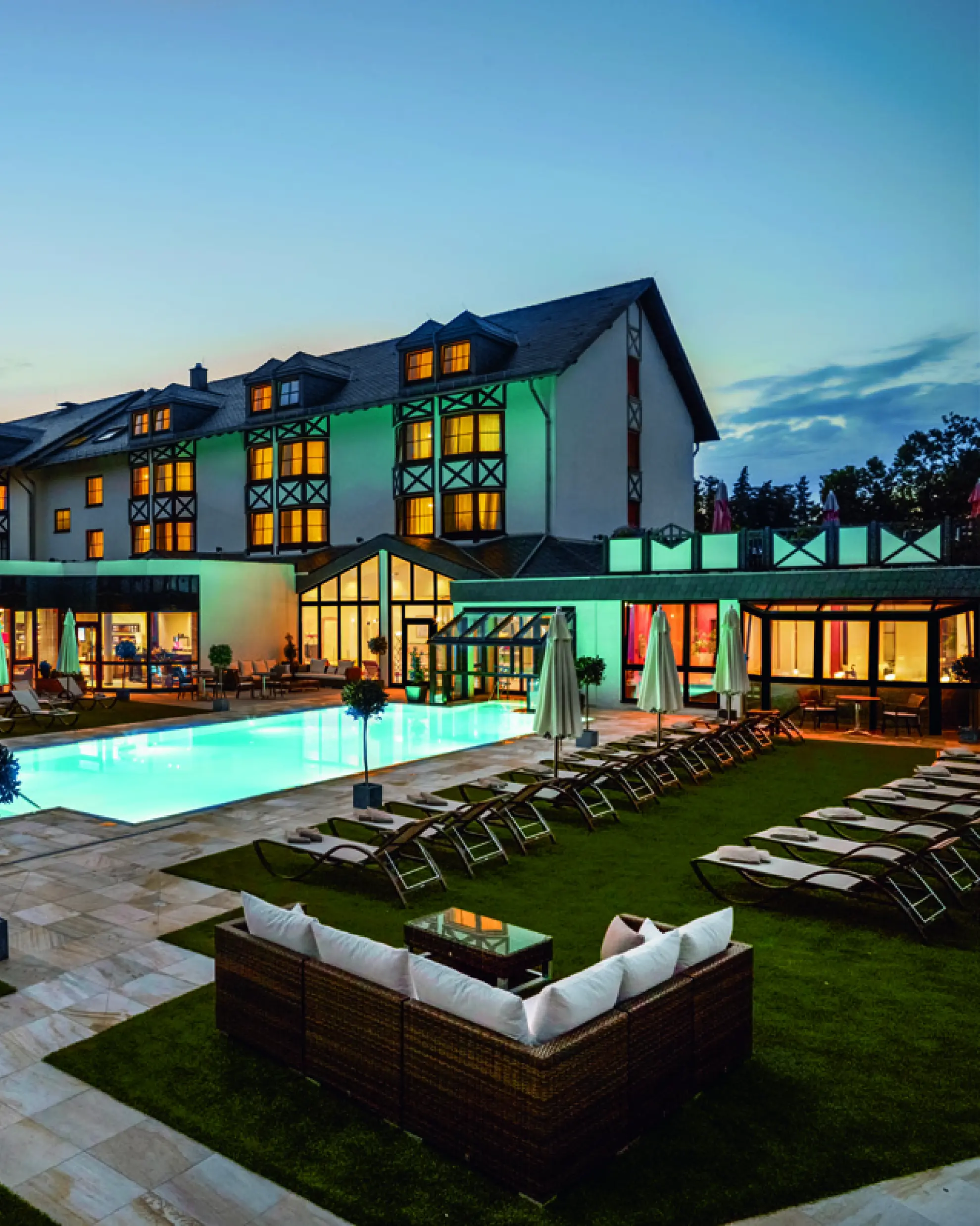 Land Golf Hotel Stromberg Aussenansicht mit Wellnessgarten Abendstimmung 1