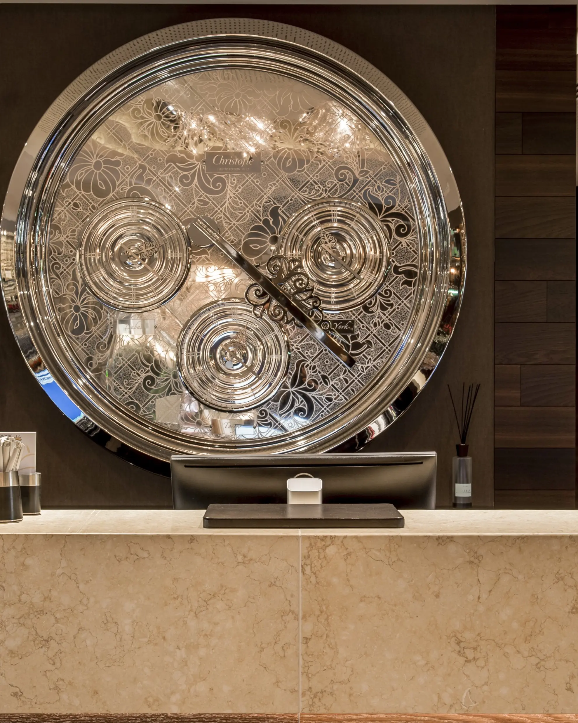Rezeption mit Wanduhr