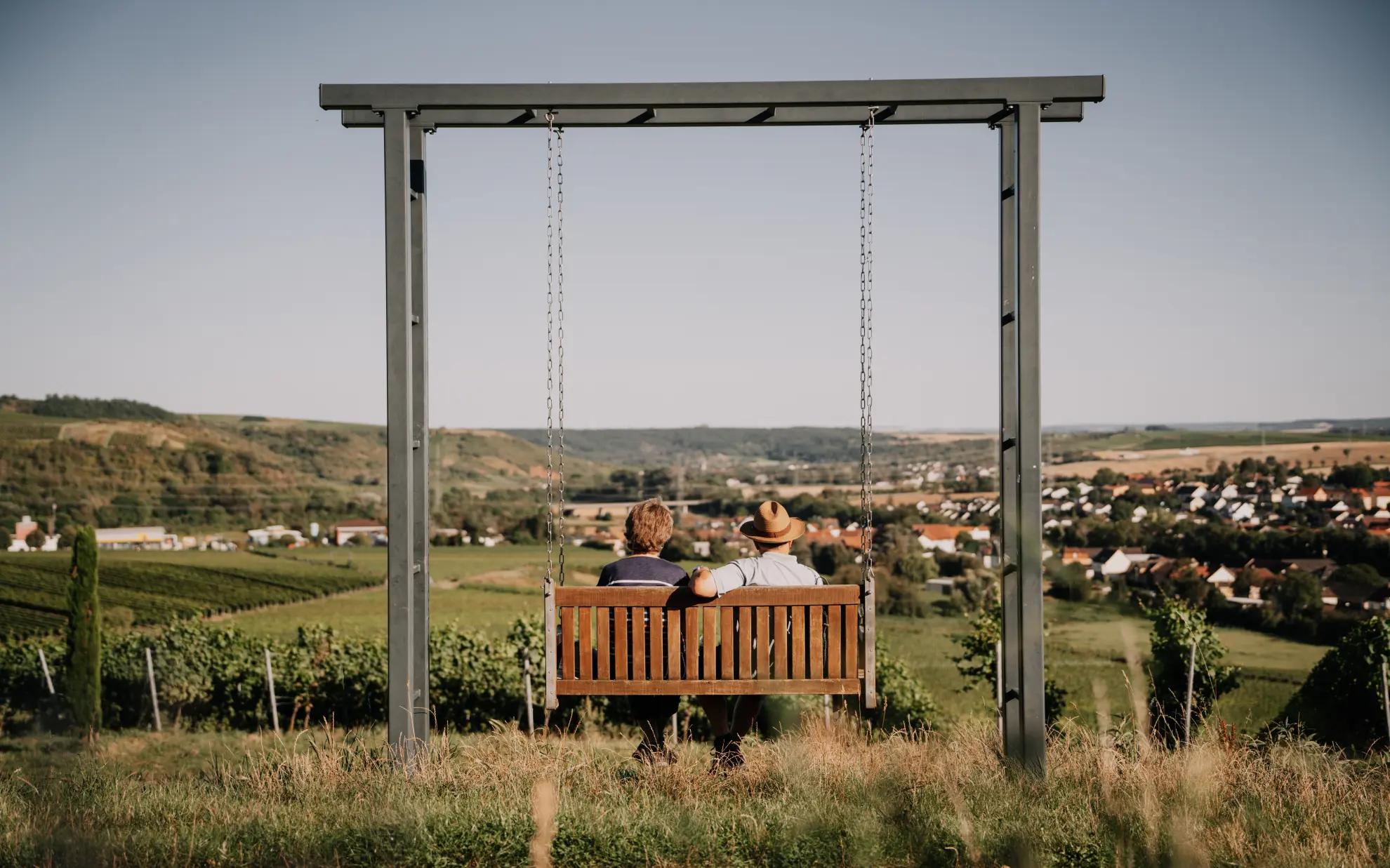 fabiolopics Schaukel mit Paerchen im Weinberg DSC03365
