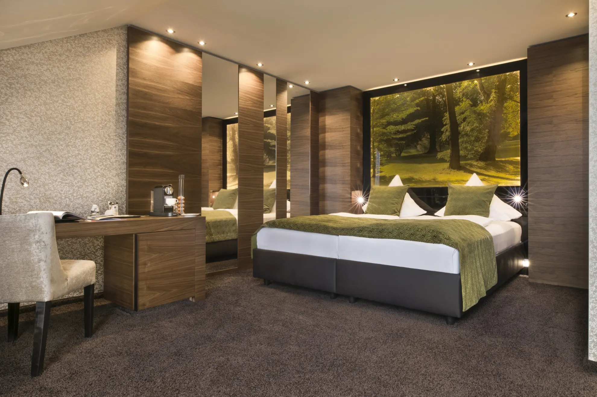 Juniorsuite mit Doppelbett beleuchteter Waldmotiv Wand
