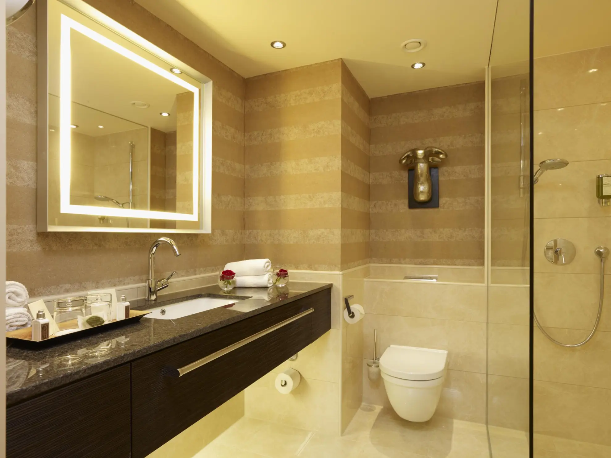 Komfort Doppelzimmer Badezimmer mit Spiegel