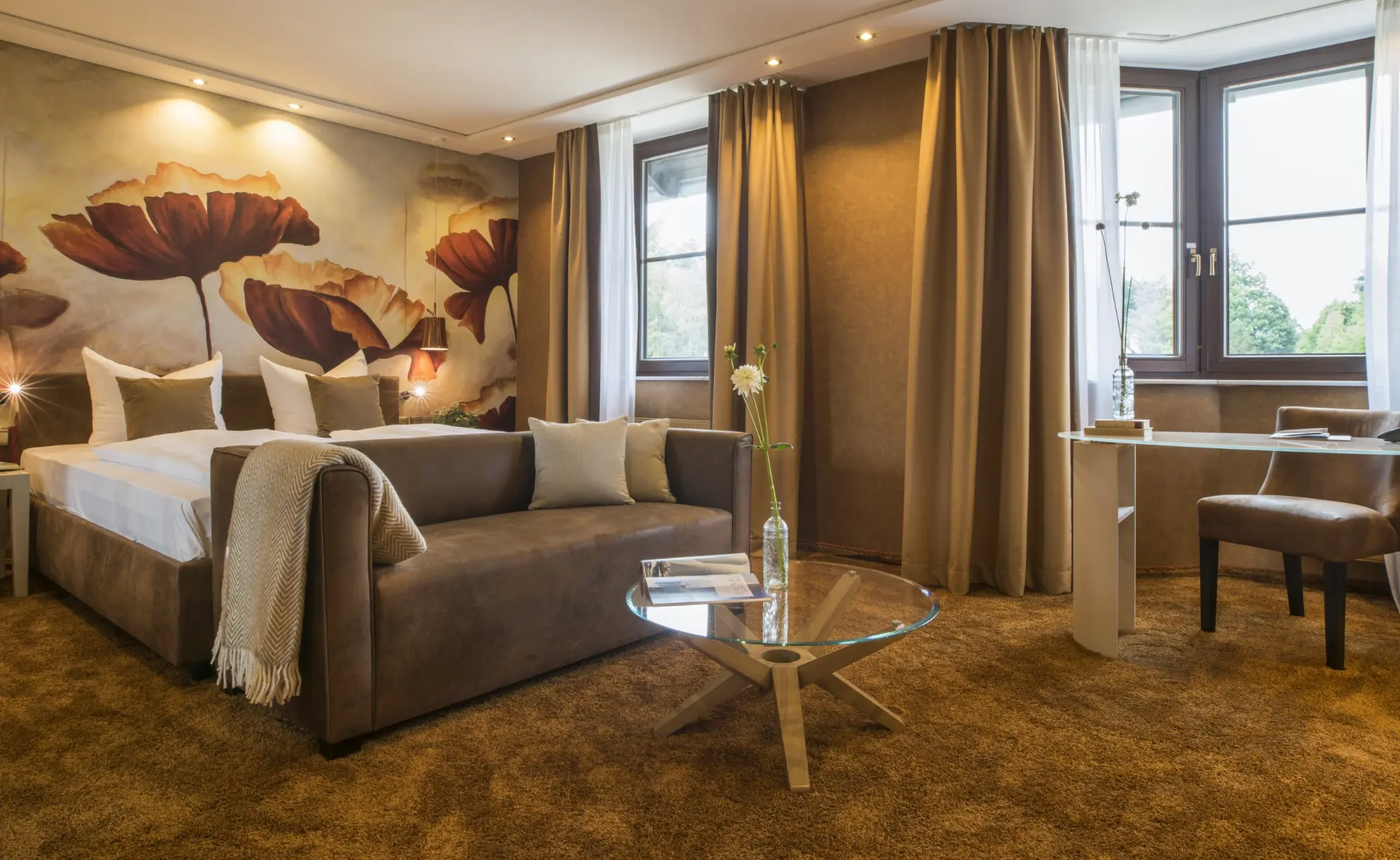 Komfort Plus Doppelzimmer mit Couchgarnitur Bett Glastisch und Moonblumen Tapete 2