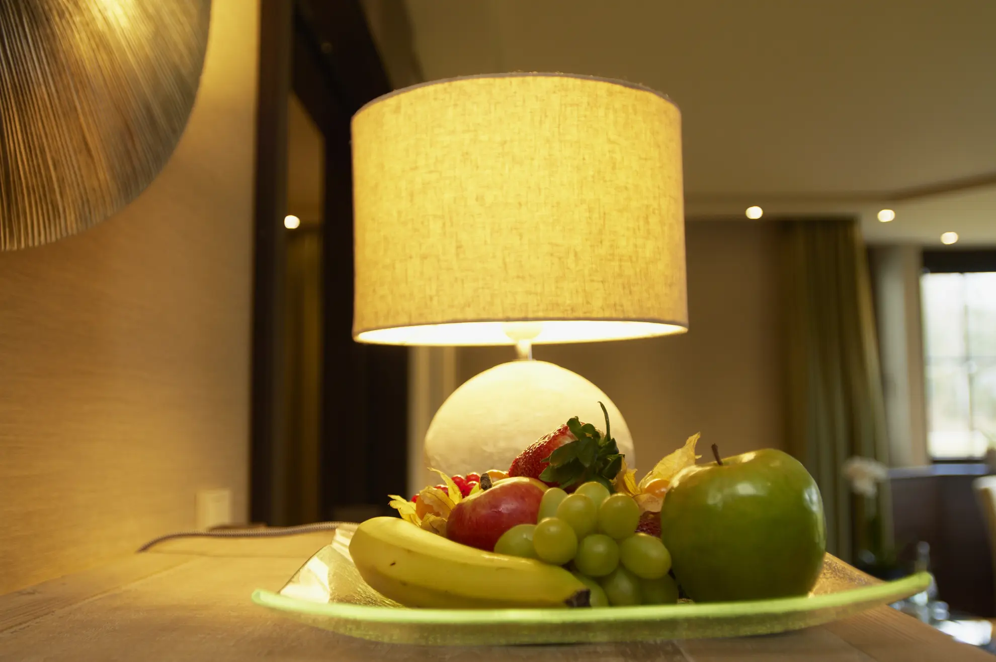 Landhaussuite Tischleuchte und Fruechteteller