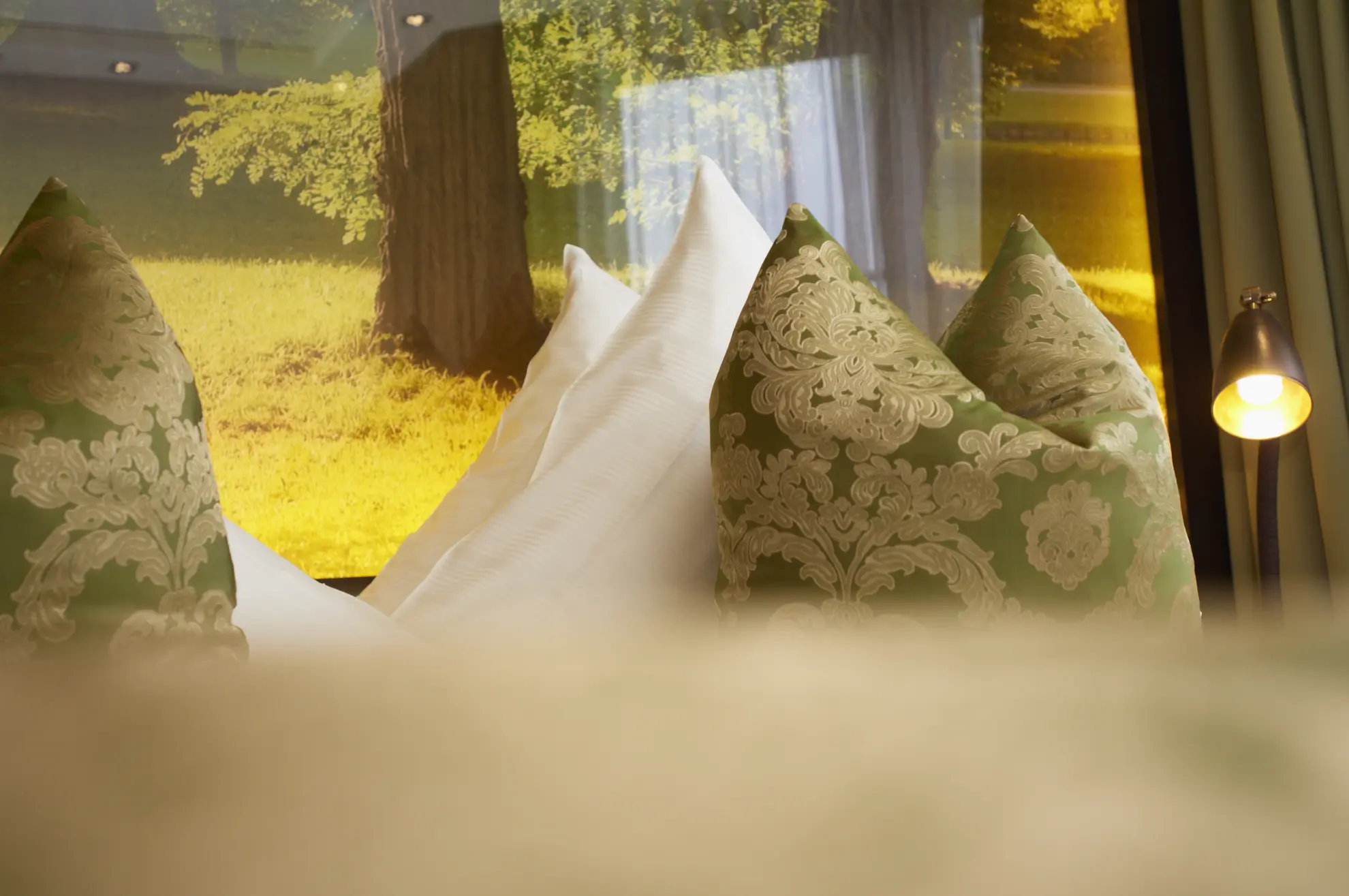 Landhaussuite Wald Bettkissen mit gruenem Muster