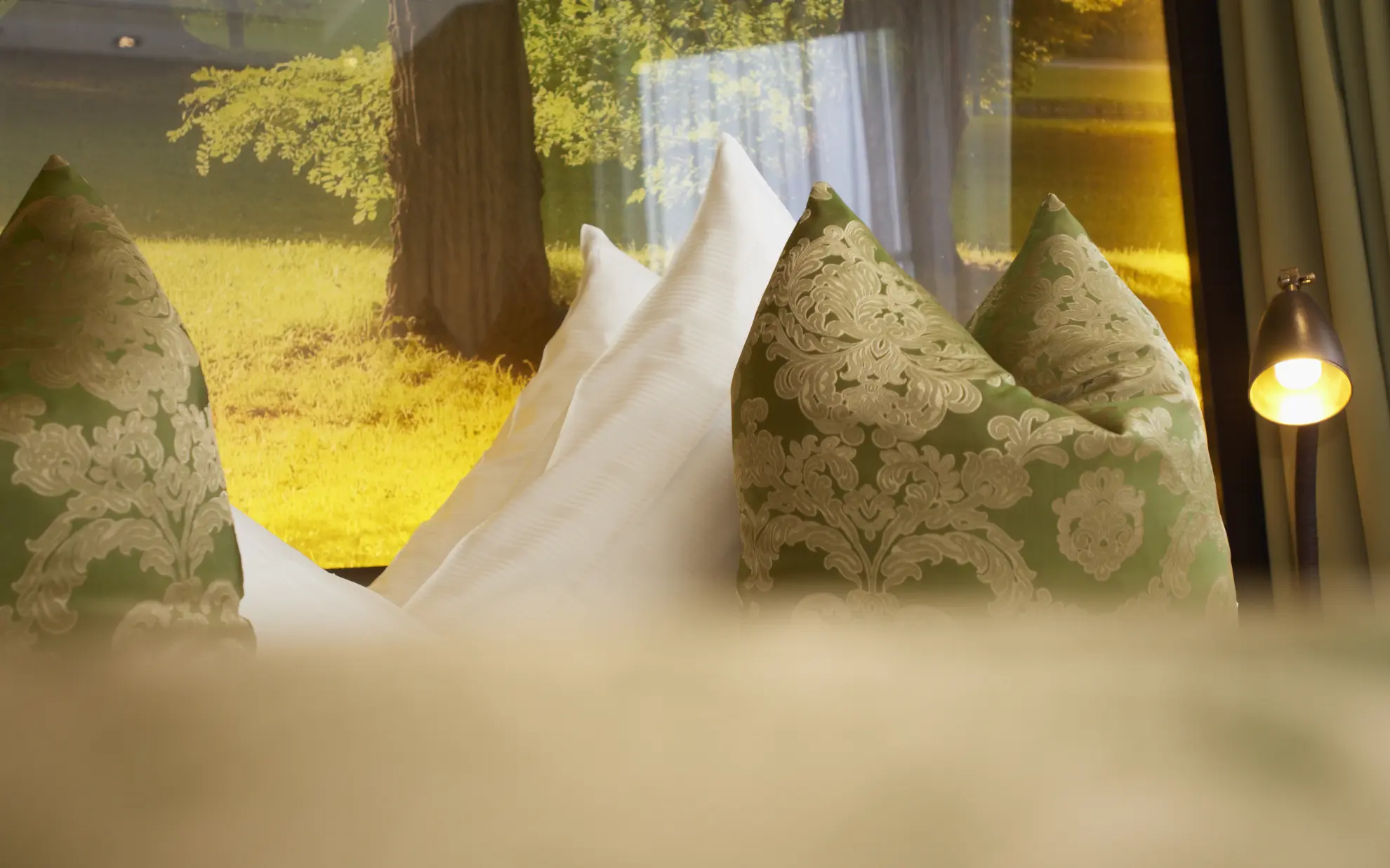 Landhaussuite Wald Bettkissen mit gruenem Muster