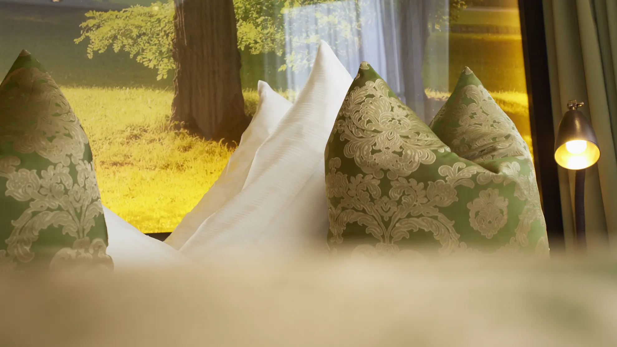 Landhaussuite Wald Gruene Kissen im Schlafzimmer