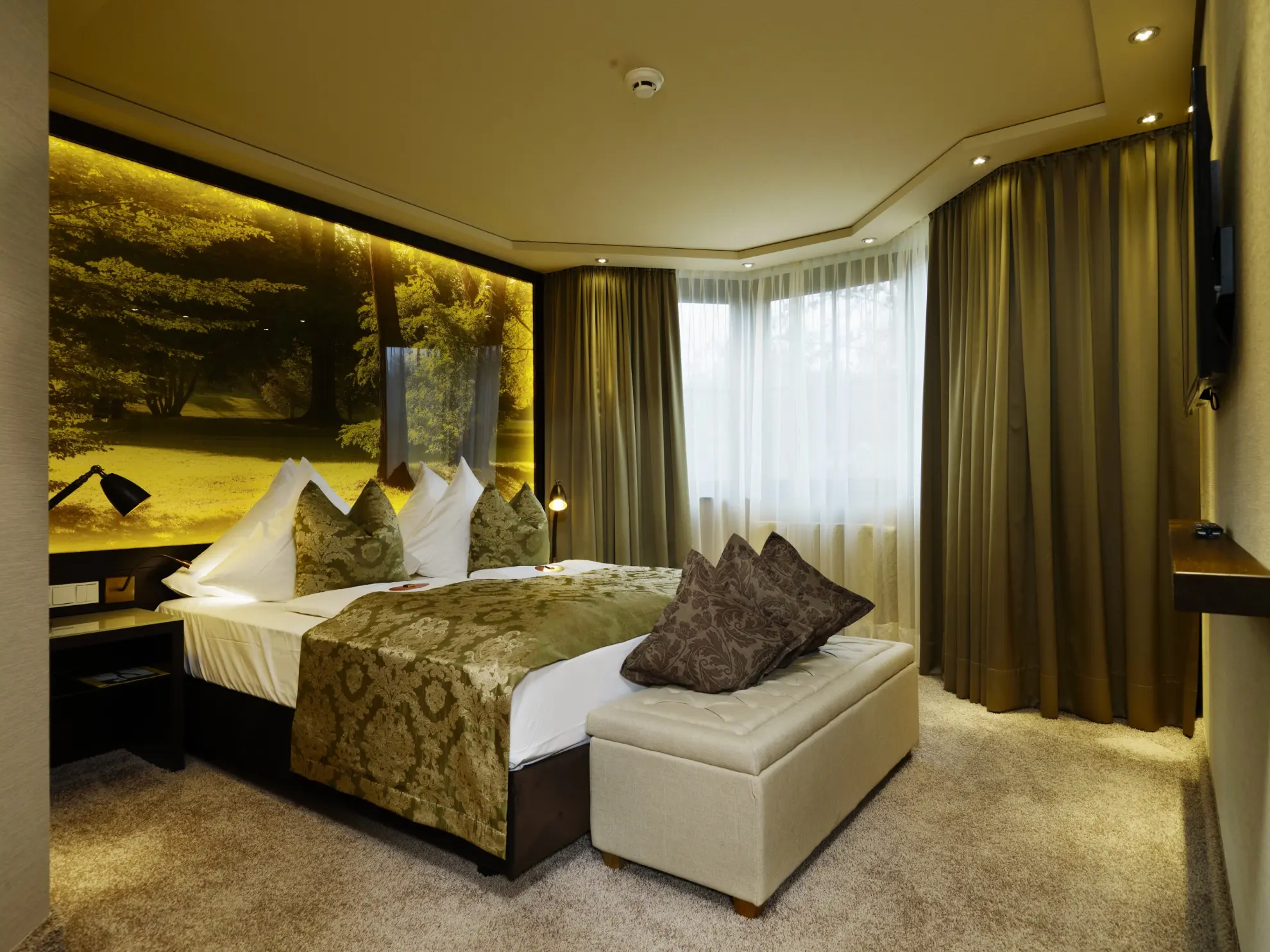 Landhaussuite Wald Schlafzimmer mit Wandbild