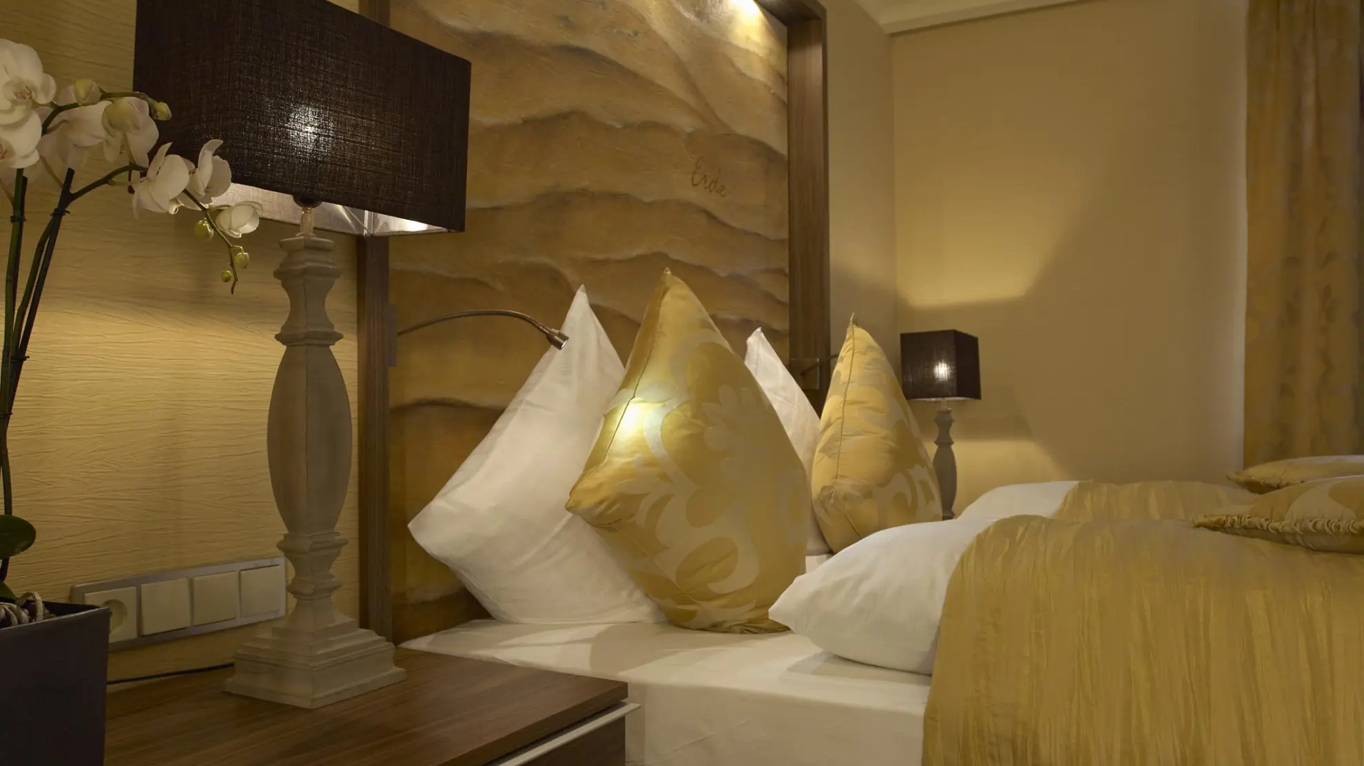 Superior Suite Erde mit Doppelbett Kissen und goldener Tagesdecke