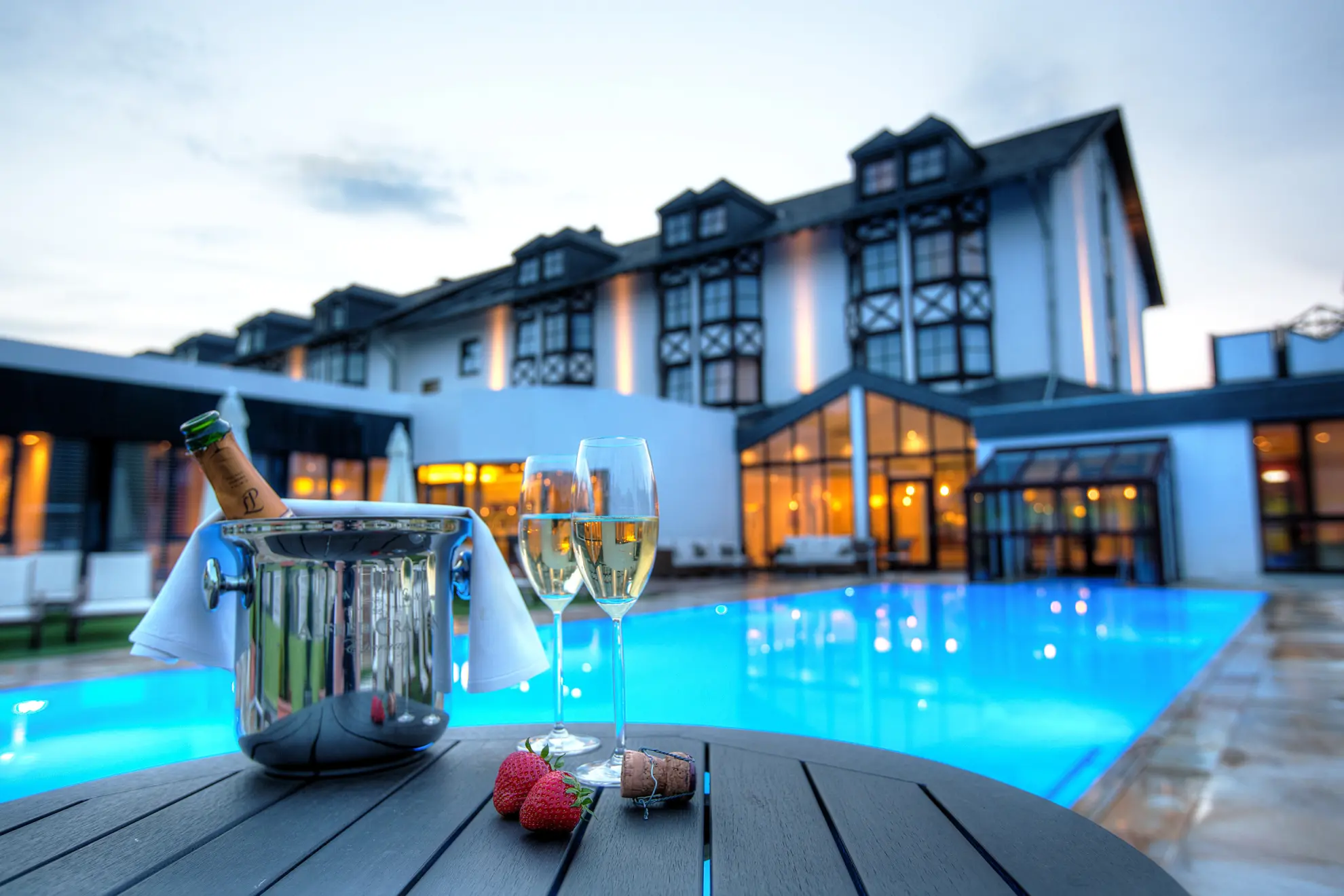 SOONWALD spa Aussenpool Champagner und Erdbeeren am Pool