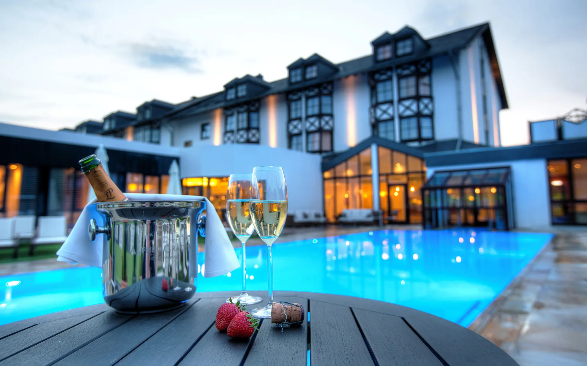 SOONWALD spa Aussenpool Champagner und Erdbeeren am Pool